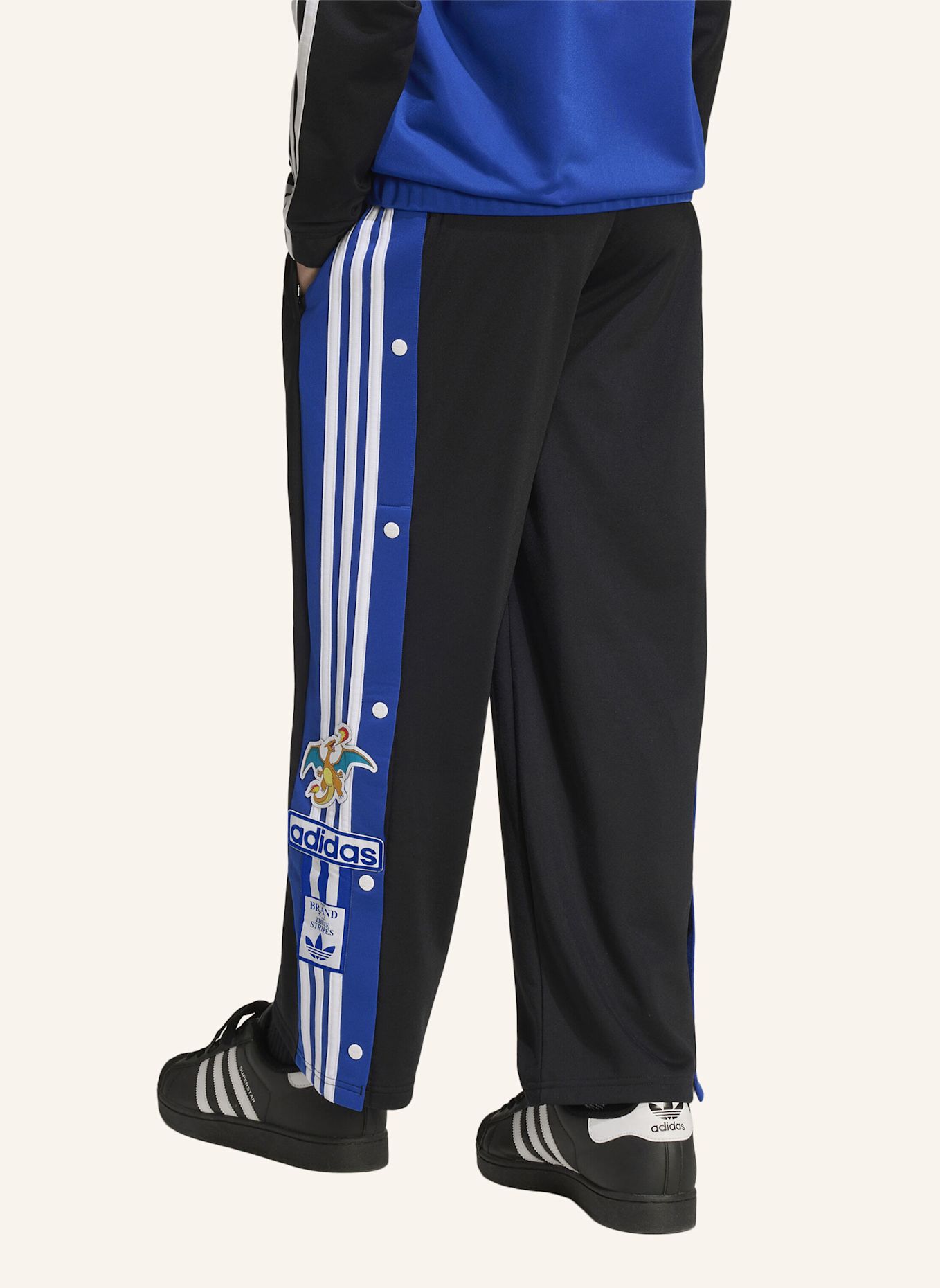 adidas Originals ADIDAS POKEMON ADIBREAK HOSE, LOCKER GESCHNITTEN: SCHWARZ
