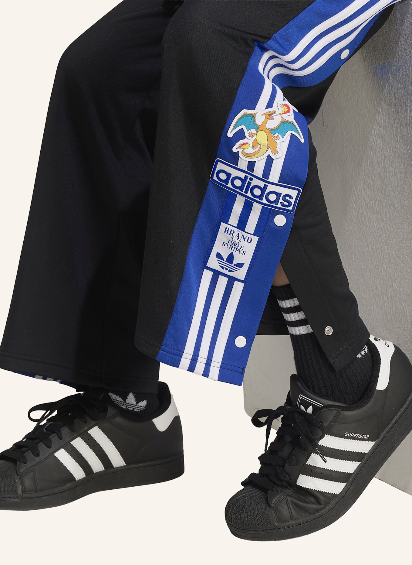 adidas Originals ADIDAS POKEMON ADIBREAK HOSE, LOCKER GESCHNITTEN: SCHWARZ