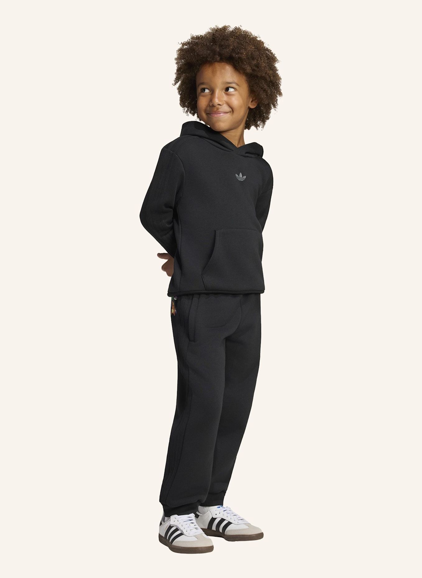 adidas Originals ADIDAS POKÉMON HOODIE SET; LOCKER GESCHNITTEN: SCHWARZ