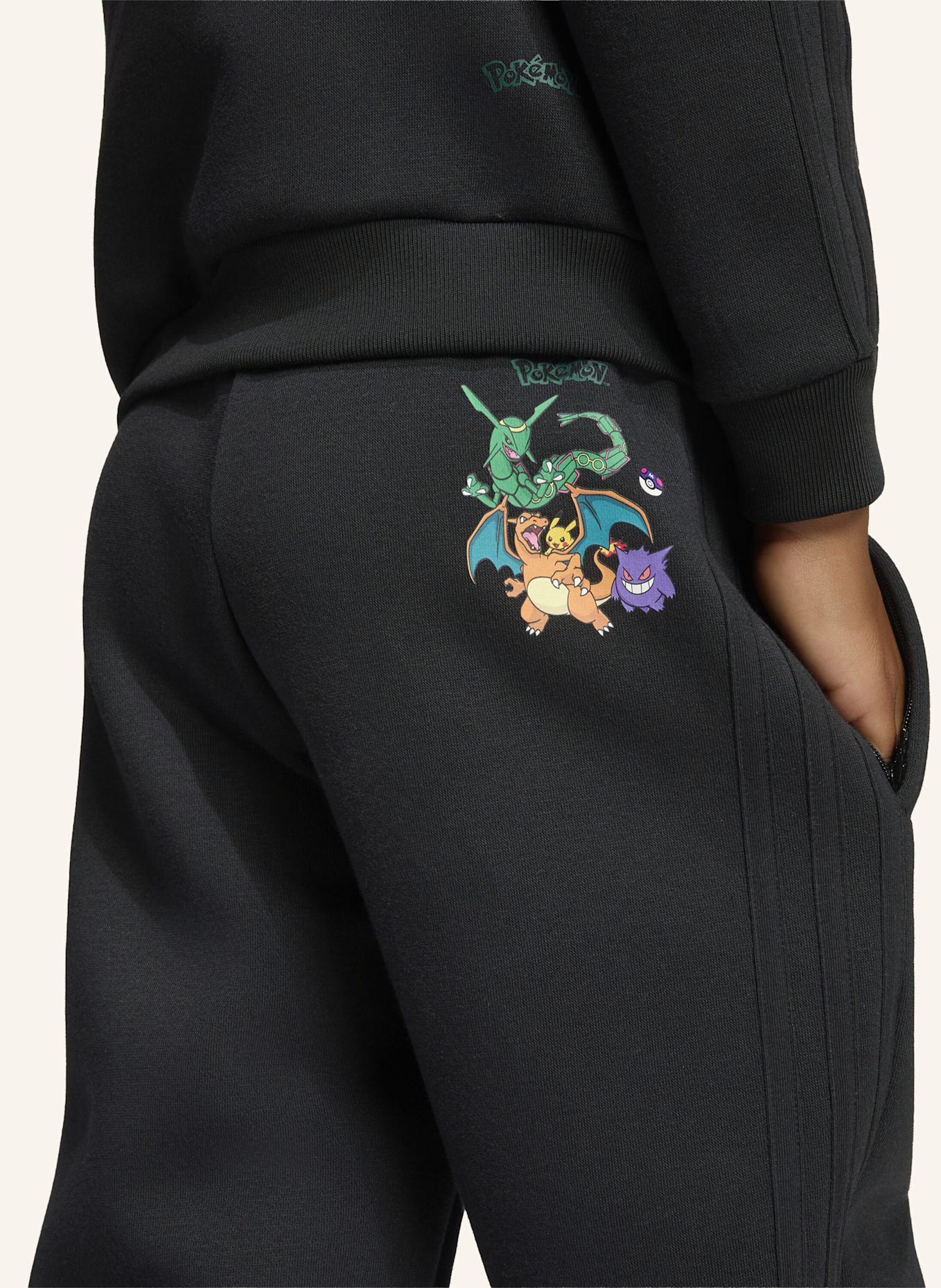 adidas Originals ADIDAS POKÉMON HOODIE SET; LOCKER GESCHNITTEN: SCHWARZ
