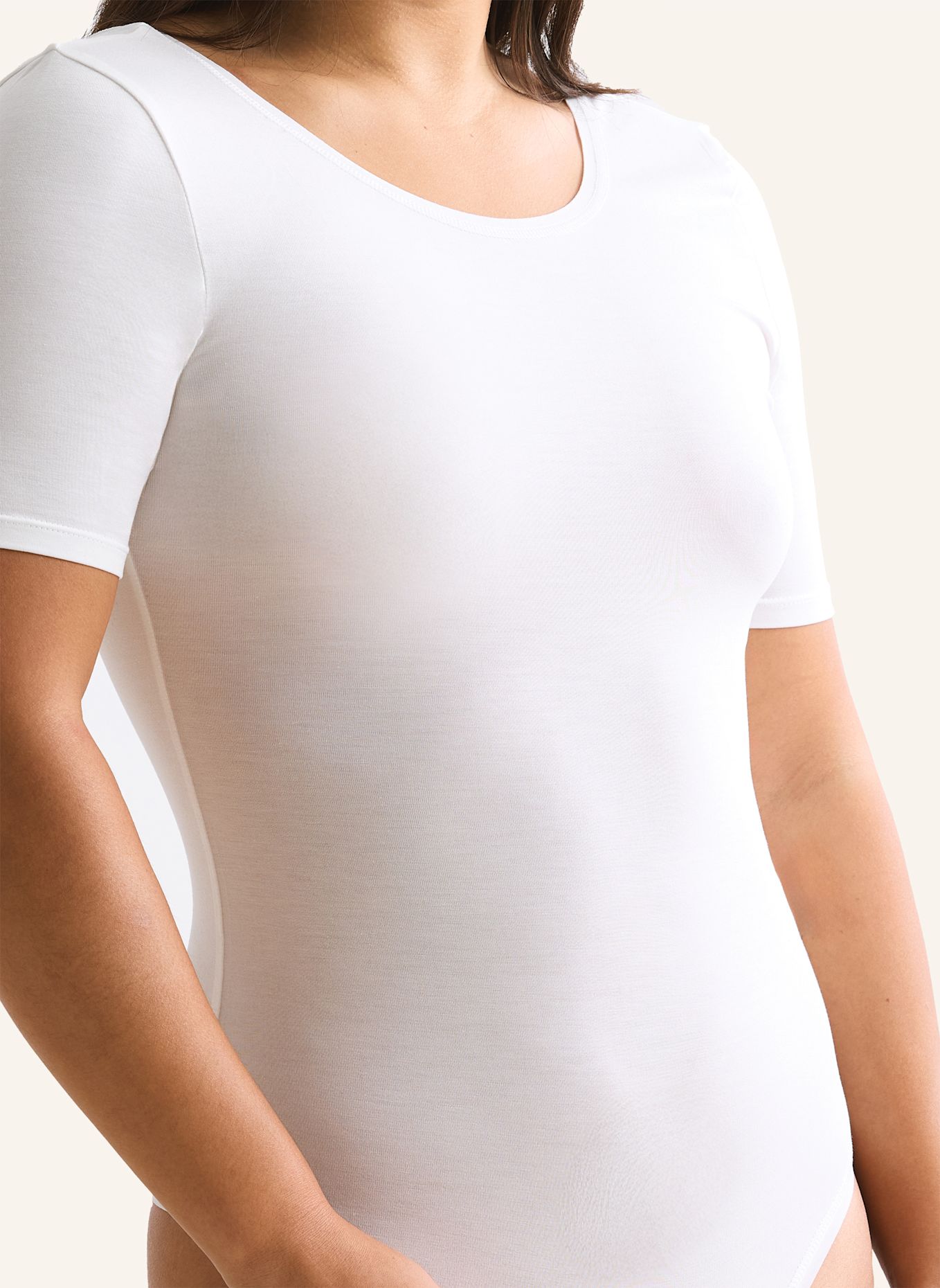 erlich textil Light Touch Body mit Rückenausschnitt aus weichem Lyocell: BEIGE / WEISS
