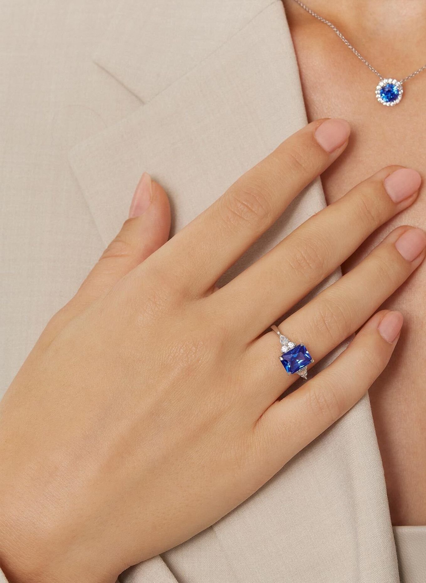 VEYNOU Ring AVA aus 14 Karat Weißgold und 2,0ct. Saphir und Lab-Grown Diamanten: WEISSGOLD
