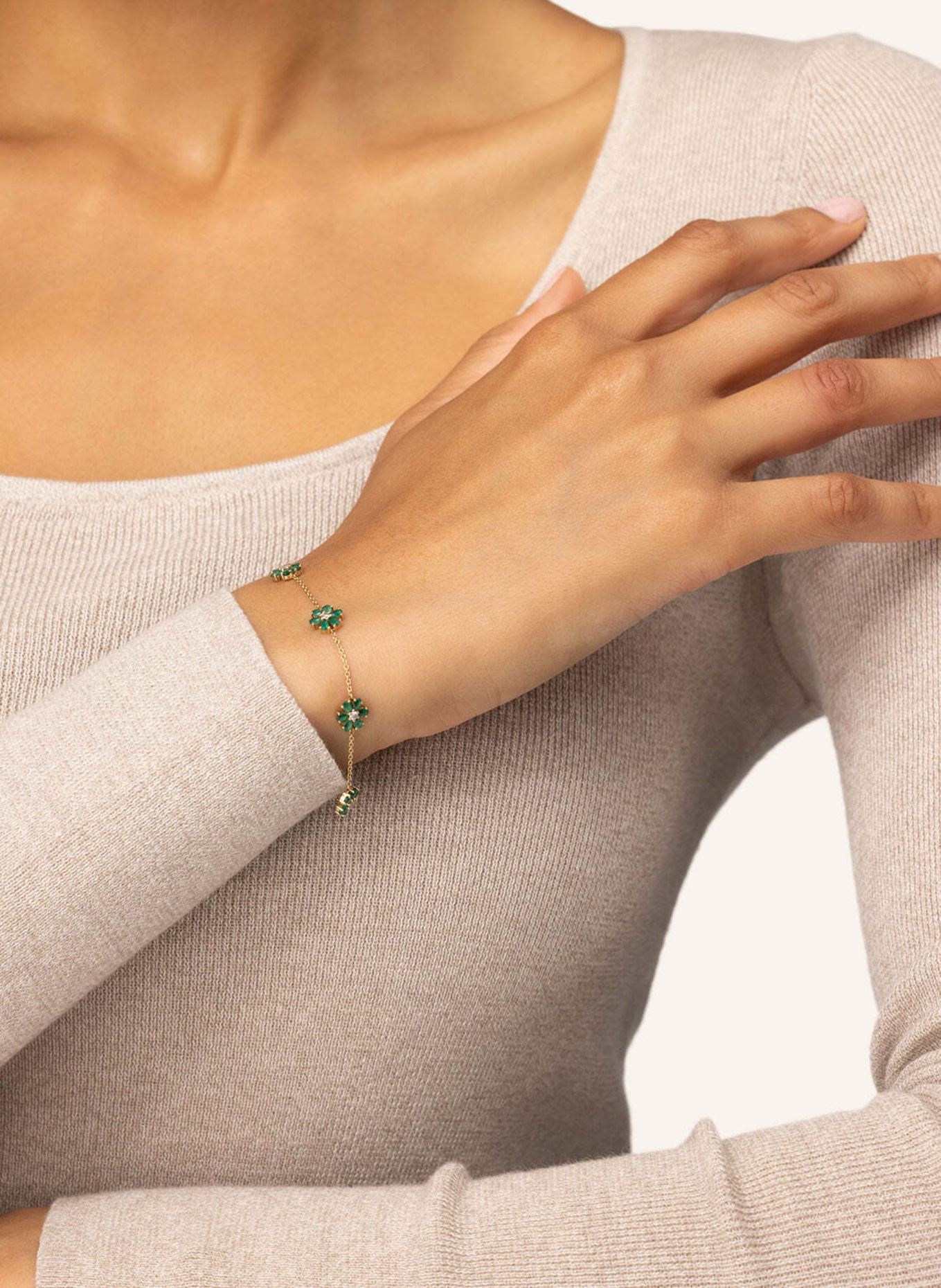 VEYNOU Armband FULL BLOOM aus 14 Karat Gelbgold und 1,55ct. Smaragde und 0,17ct. Lab-Grown Diamanten: GOLD