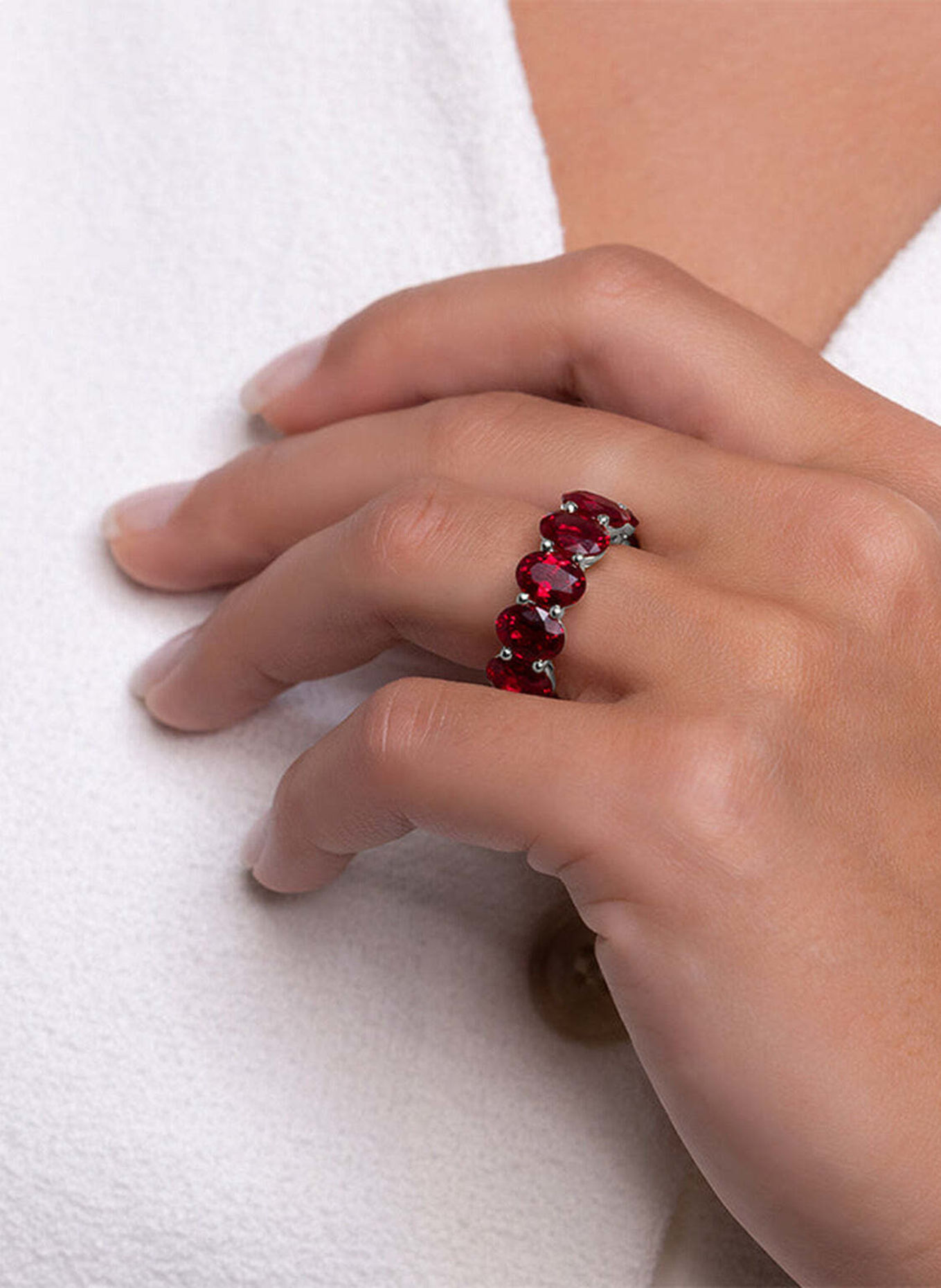VEYNOU Ring ROUGE ETERNITY Big aus 14 Karat Weißgold und 20,68ct. Rubine: WEISSGOLD