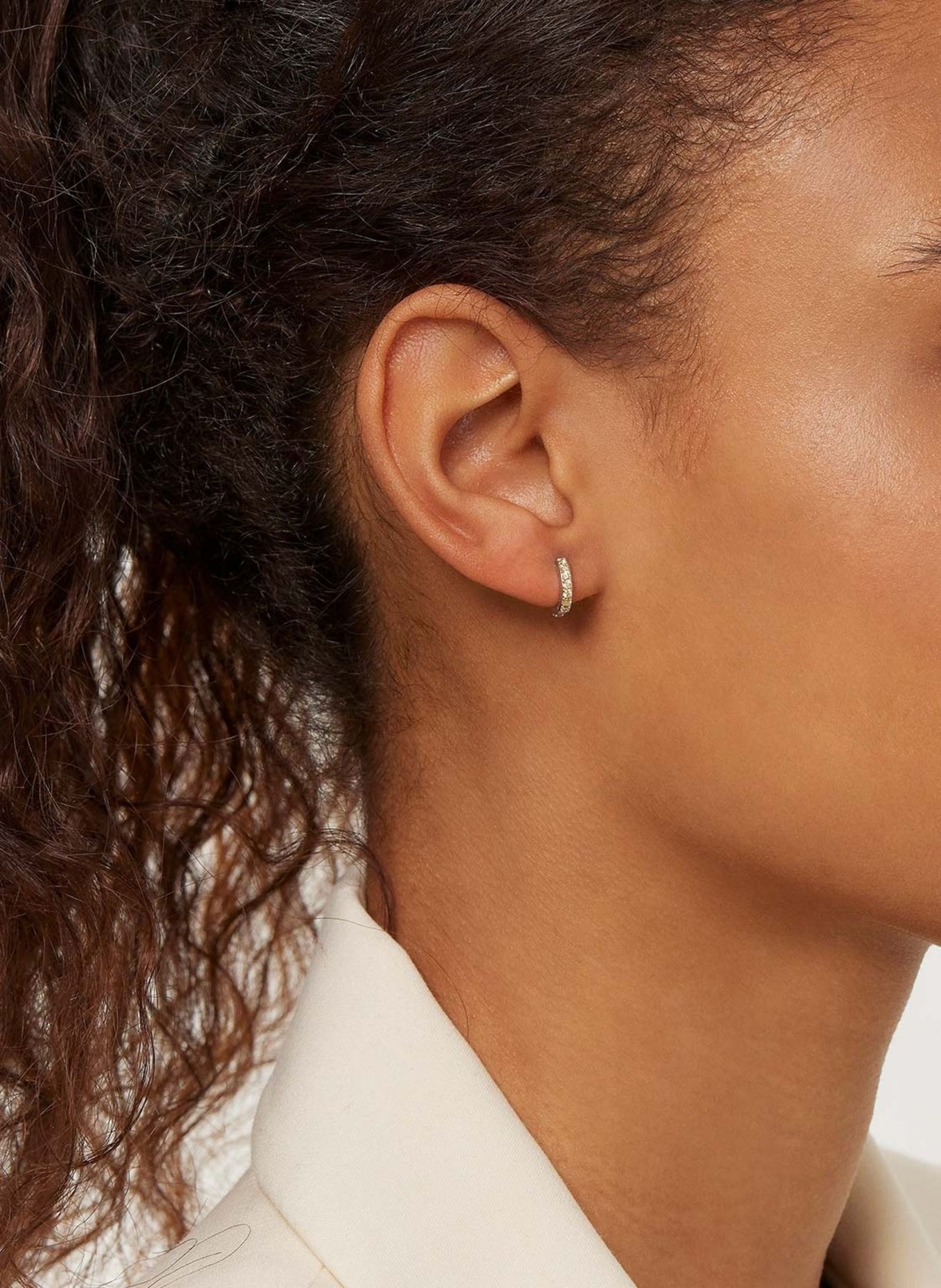 VEYNOU MINI HUGGIES hoop earrings made of 14-karat yellow gold and 0.33 ct. lab-grown diamonds: GOLD
