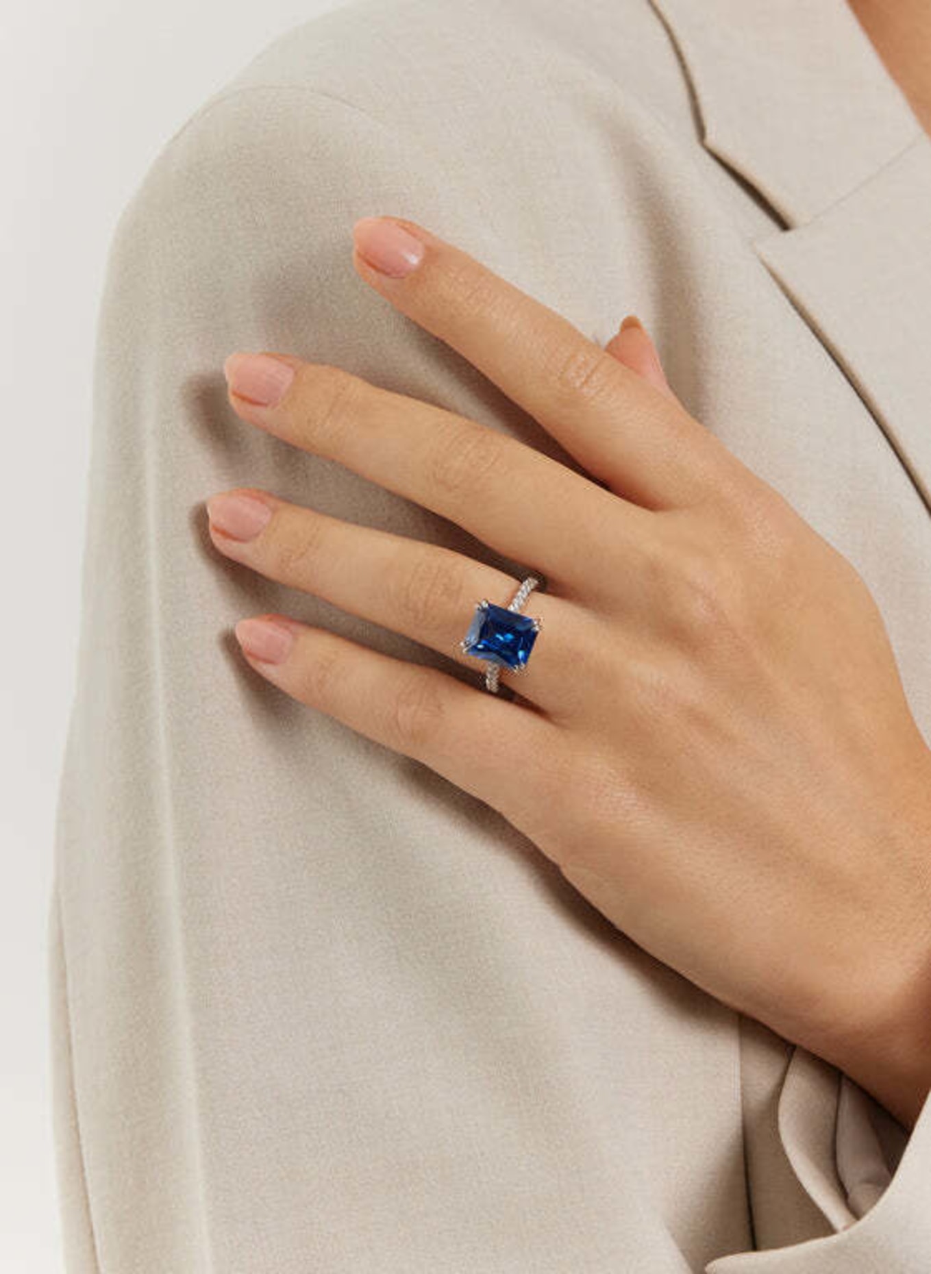 VEYNOU Ring NALU aus 14 Karat Weißgold und 5,0ct. Saphir und Lab-Grown Diamanten: WEISSGOLD