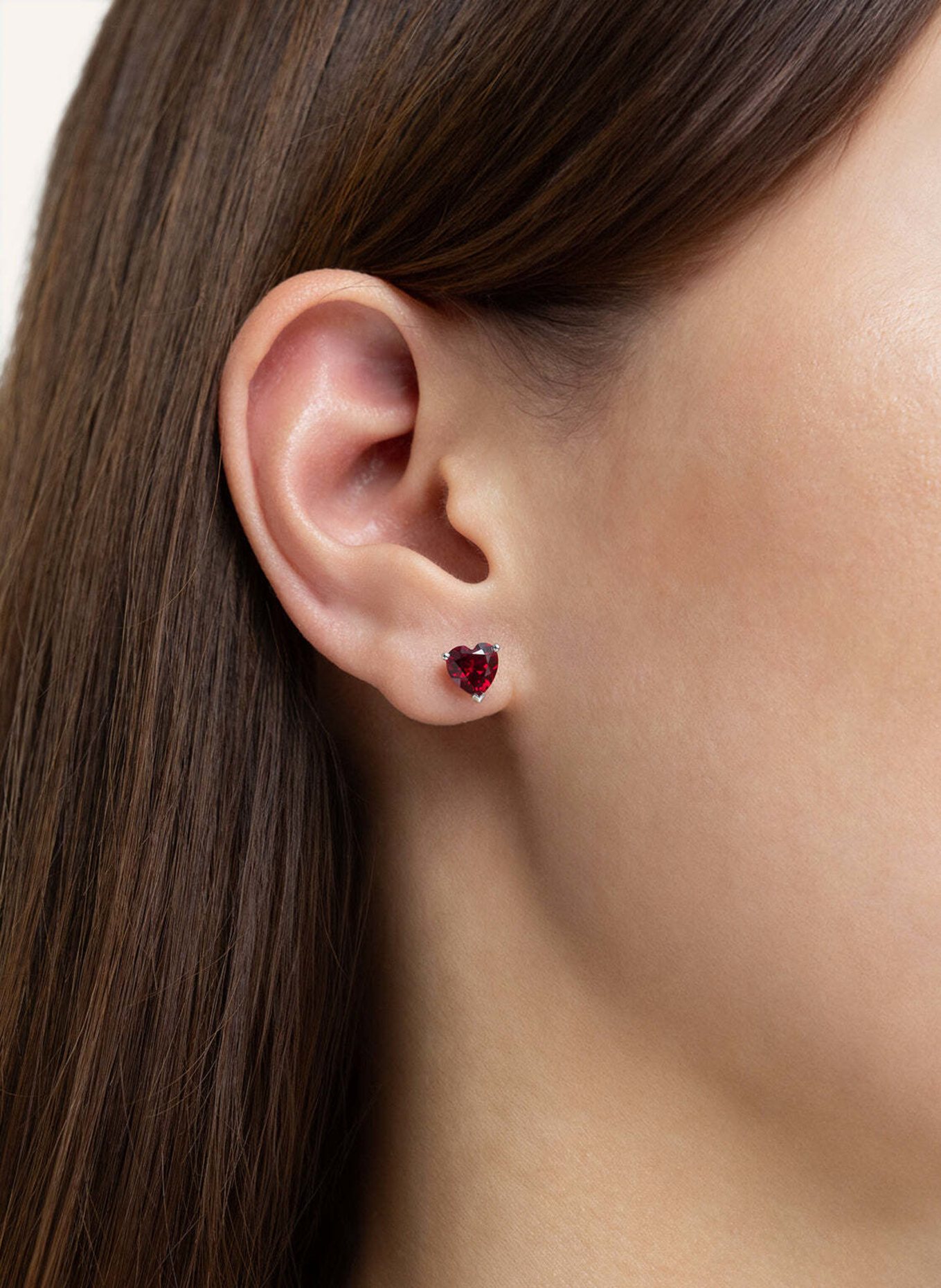 VEYNOU Ohrstecker ADORE aus 14 Karat  recyceltem Gold und 2.70ct. Lab-Grown Rubin: WEISSGOLD