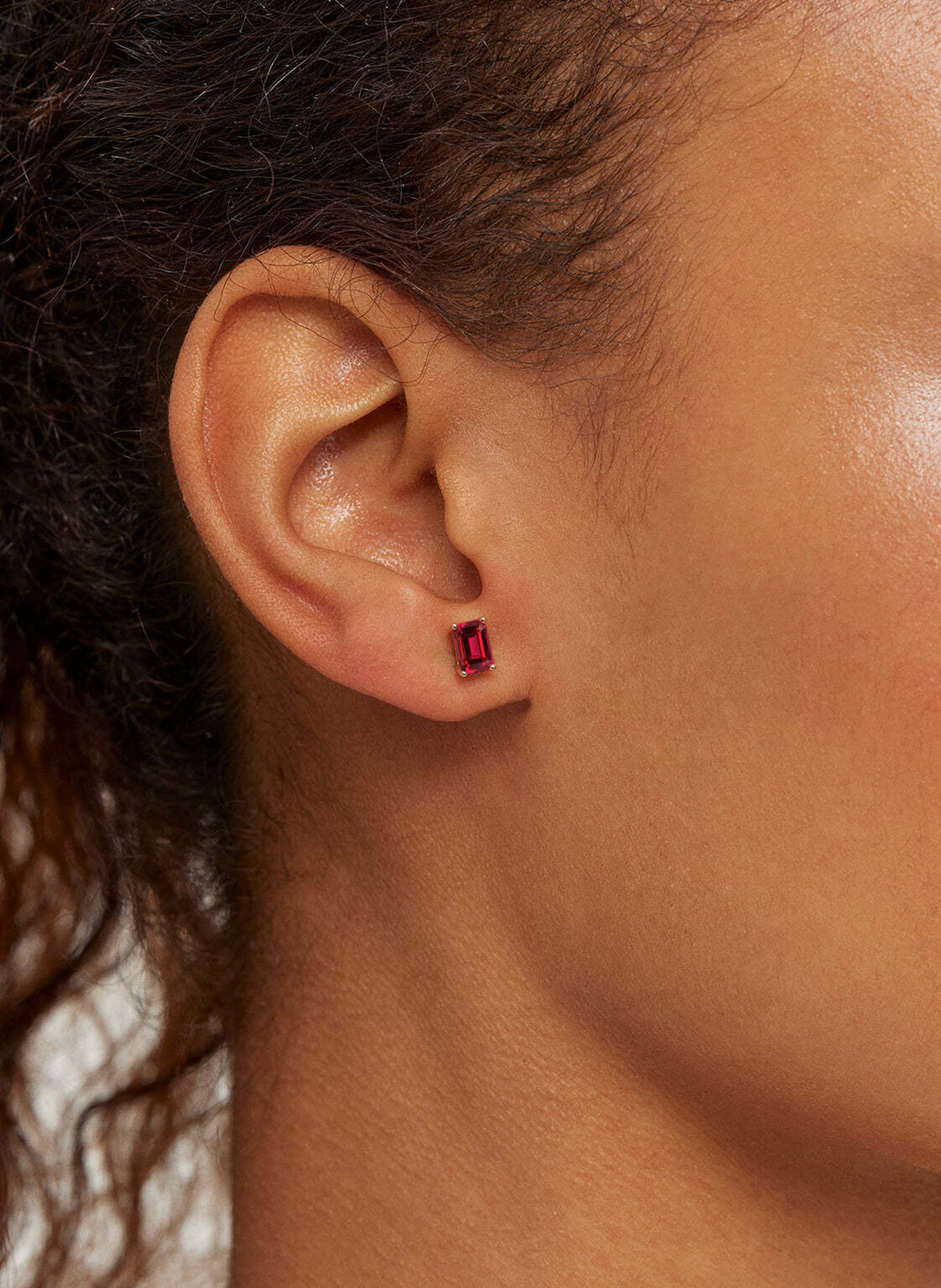 VEYNOU Ohrstecker EMBER aus 14 Karat recyceltem Gelbgold und 1,40ct. Lab-Grown Rubin: GOLD