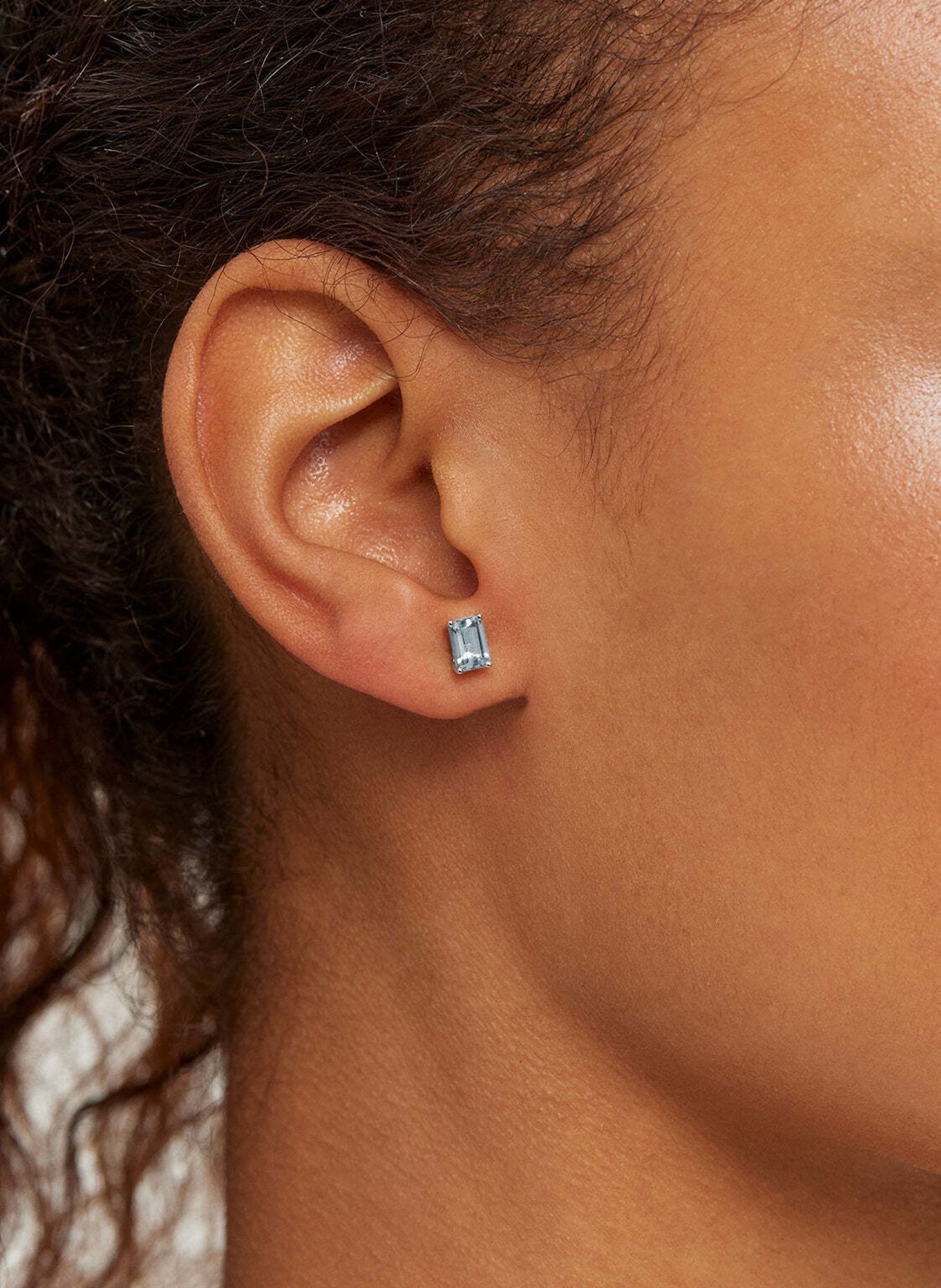 VEYNOU Ohrstecker SORA aus 14 Karat Weißgold und 1.40ct. lab-grown Aquamarin: WEISSGOLD