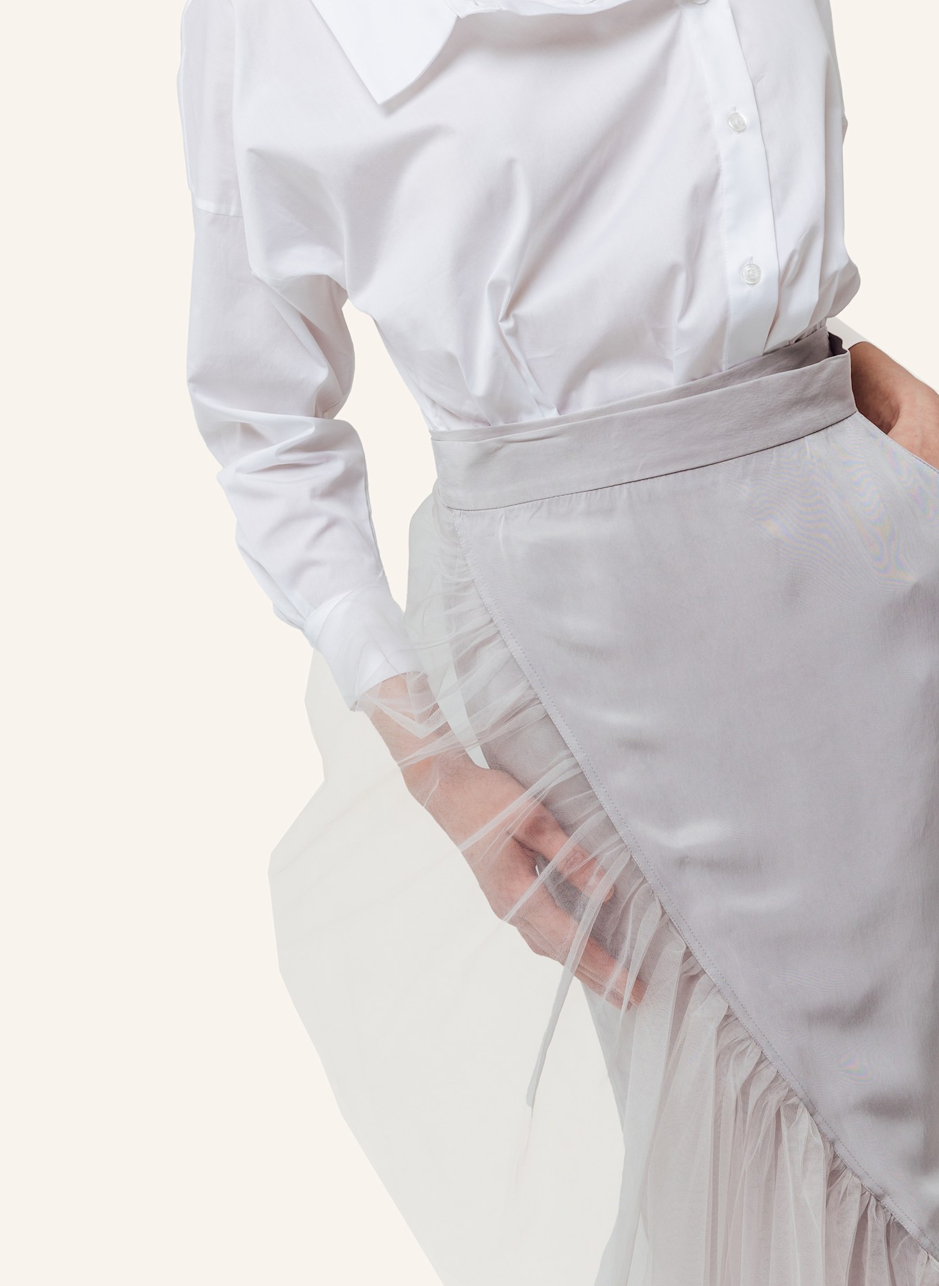 Helene Galwas Wickelrock mit Volant aus Tüll BERTARE: GRAU