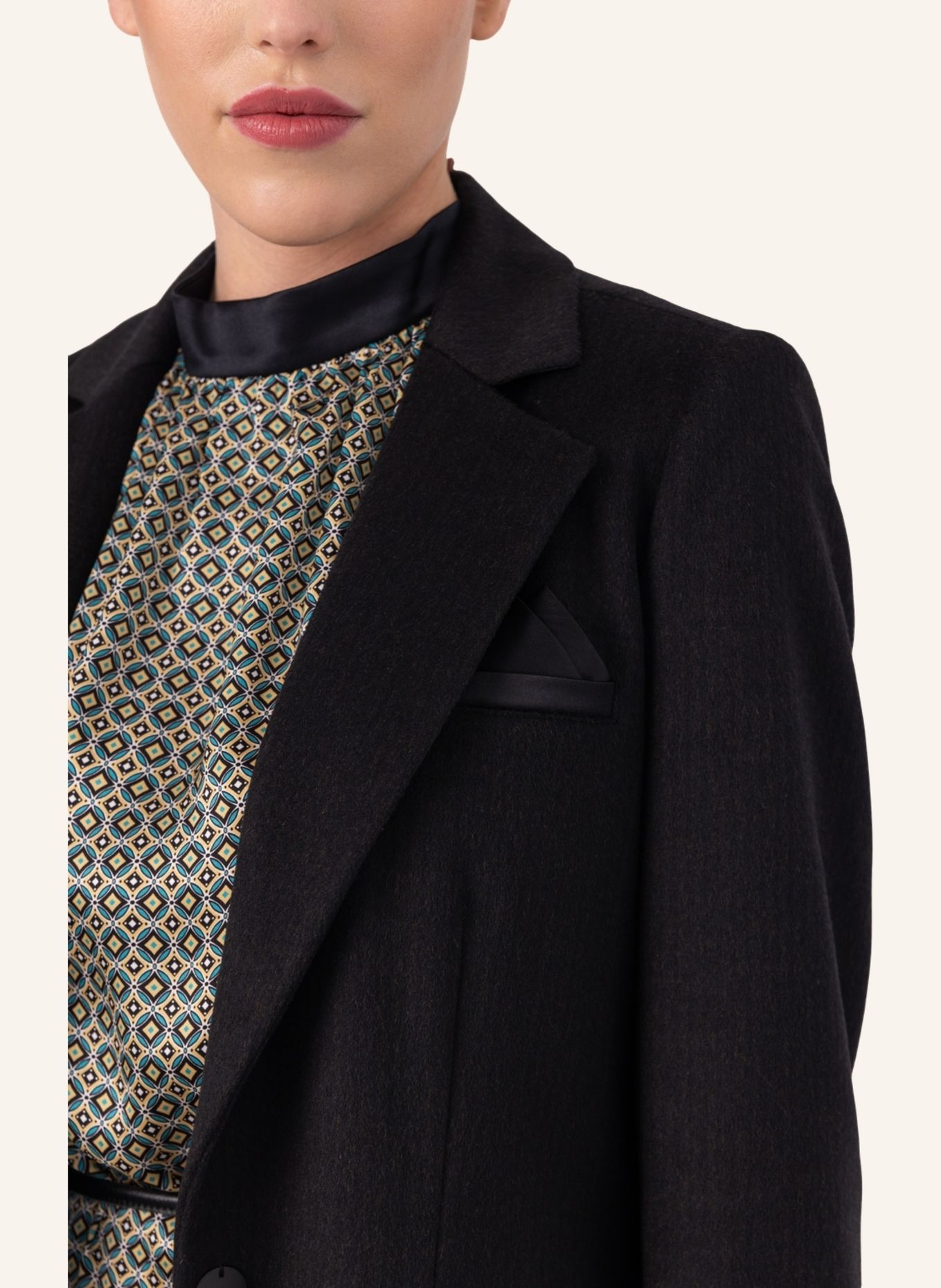 Helene Galwas Langer Wollmantel mit aufwändigen Details BAHIRA: SCHWARZ