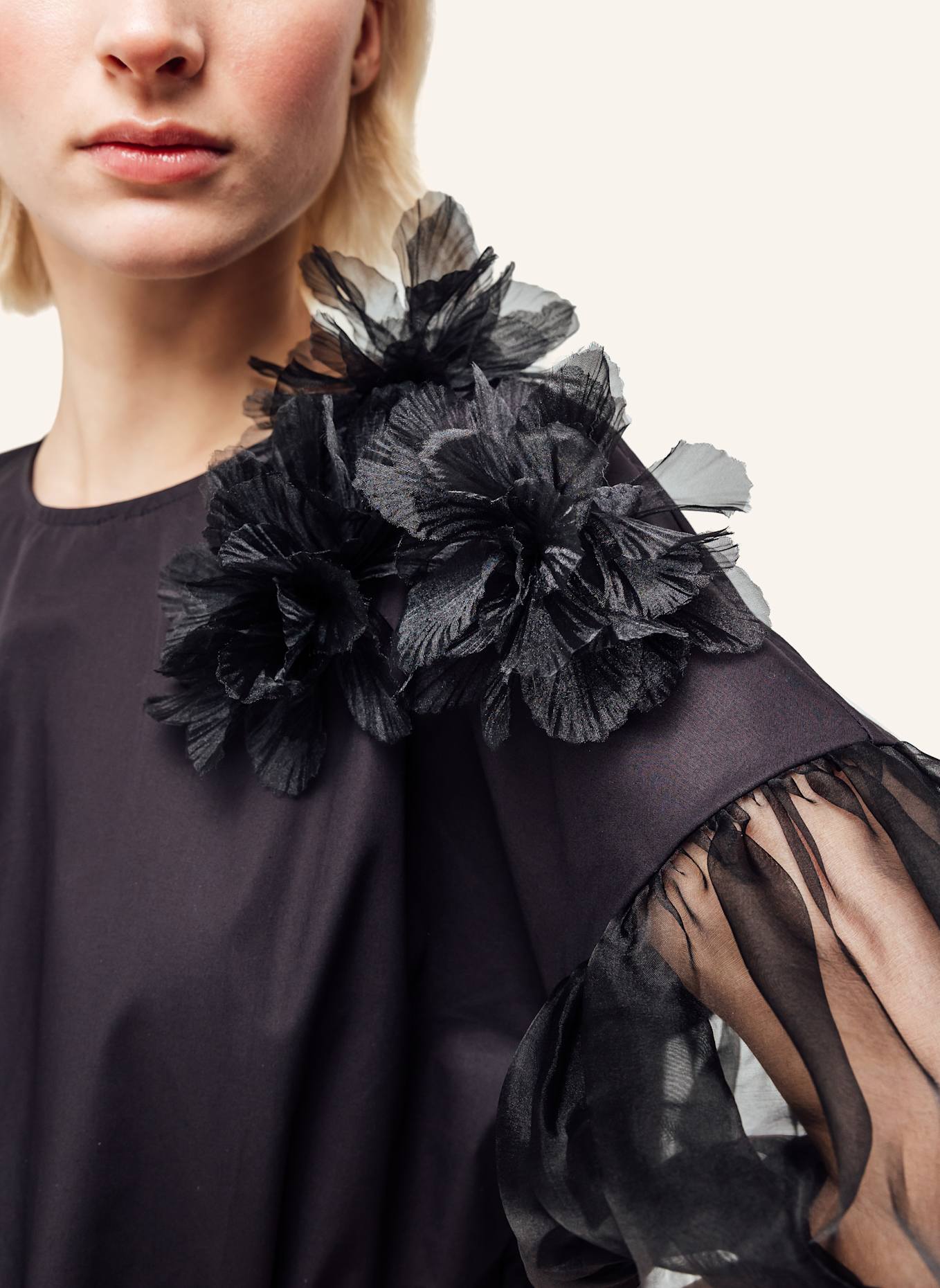 Helene Galwas Bluse mit Blumenapplikationen GABYRE: SCHWARZ