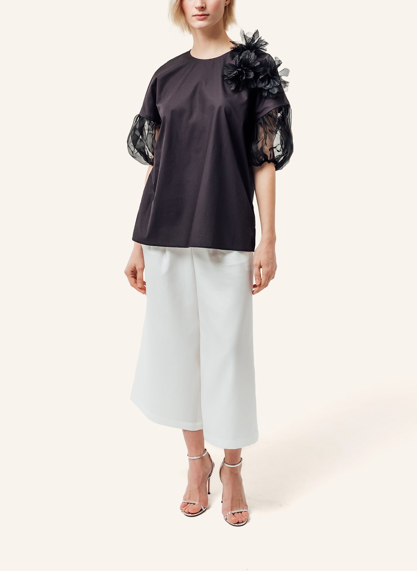 Helene Galwas Bluse mit Blumenapplikationen GABYRE: SCHWARZ