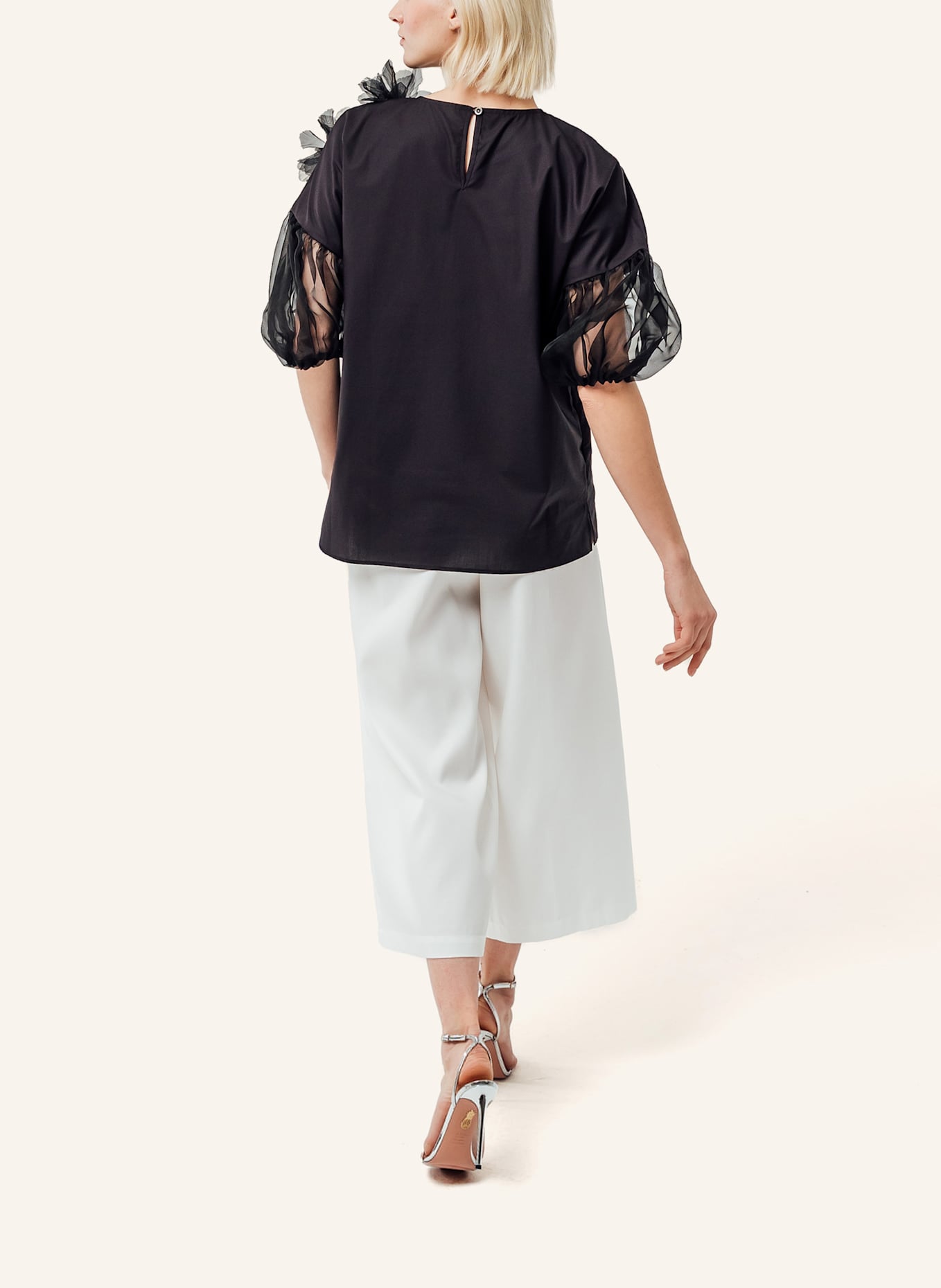 Helene Galwas Bluse mit Blumenapplikationen GABYRE: SCHWARZ