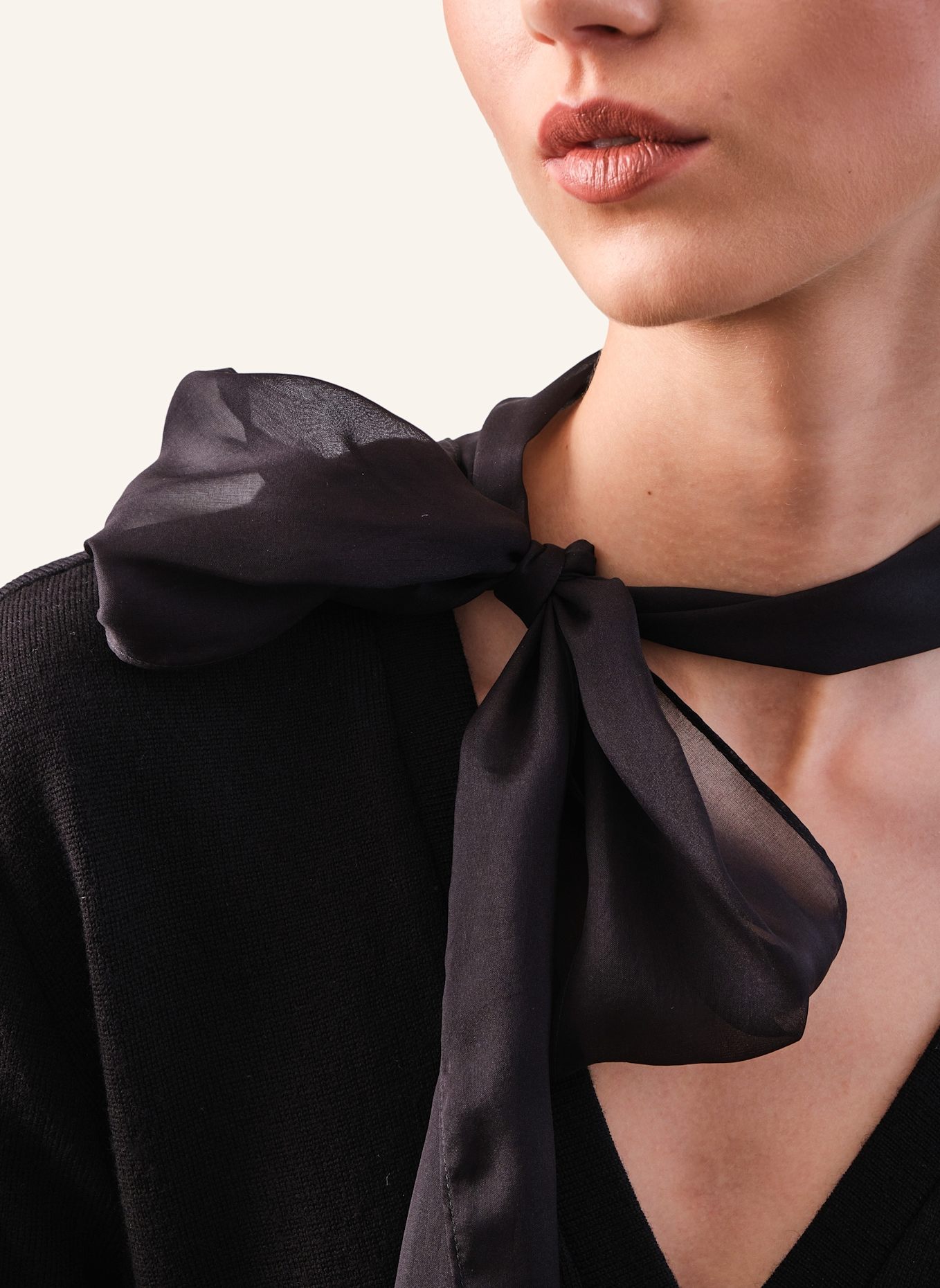 Helene Galwas Pullover mit V-Ausschnitt JUNA: SCHWARZ