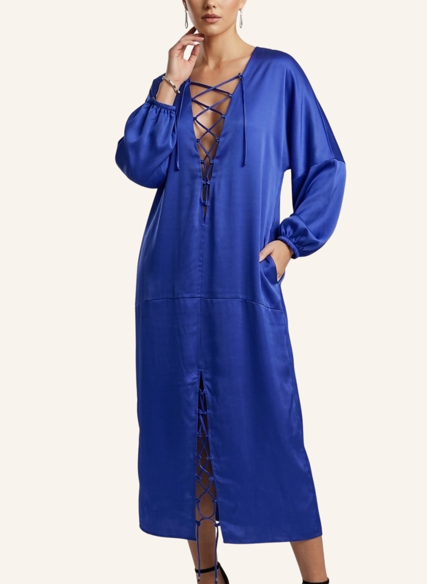 Helene Galwas Kleid aus Satinseide IVANARE: BLAU