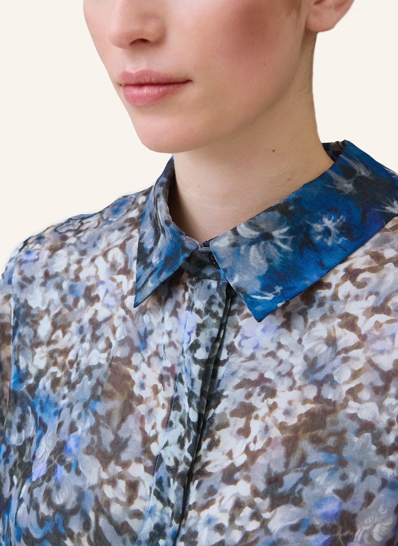 Helene Galwas Bluse aus bedruckter Chiffonseide LISA: BLAU