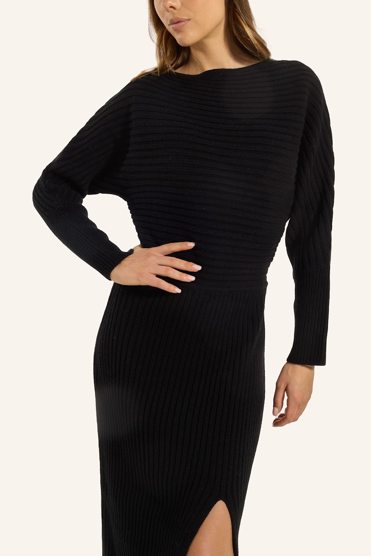 ADLYSH STRICKKLEID MIT MERINOWOLLE: SCHWARZ