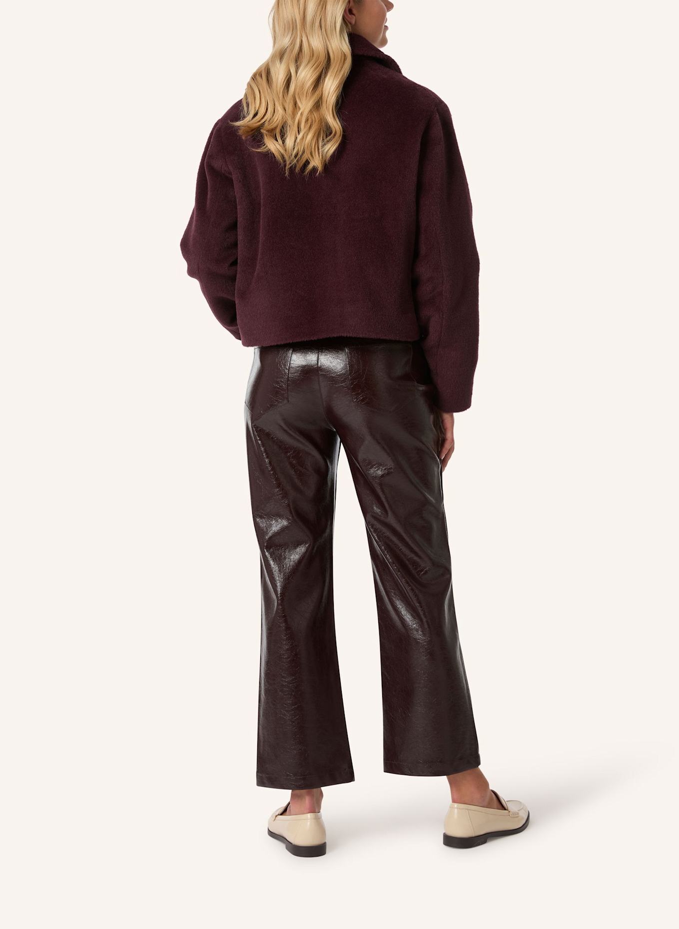 Malej Jacke: DUNKELROT