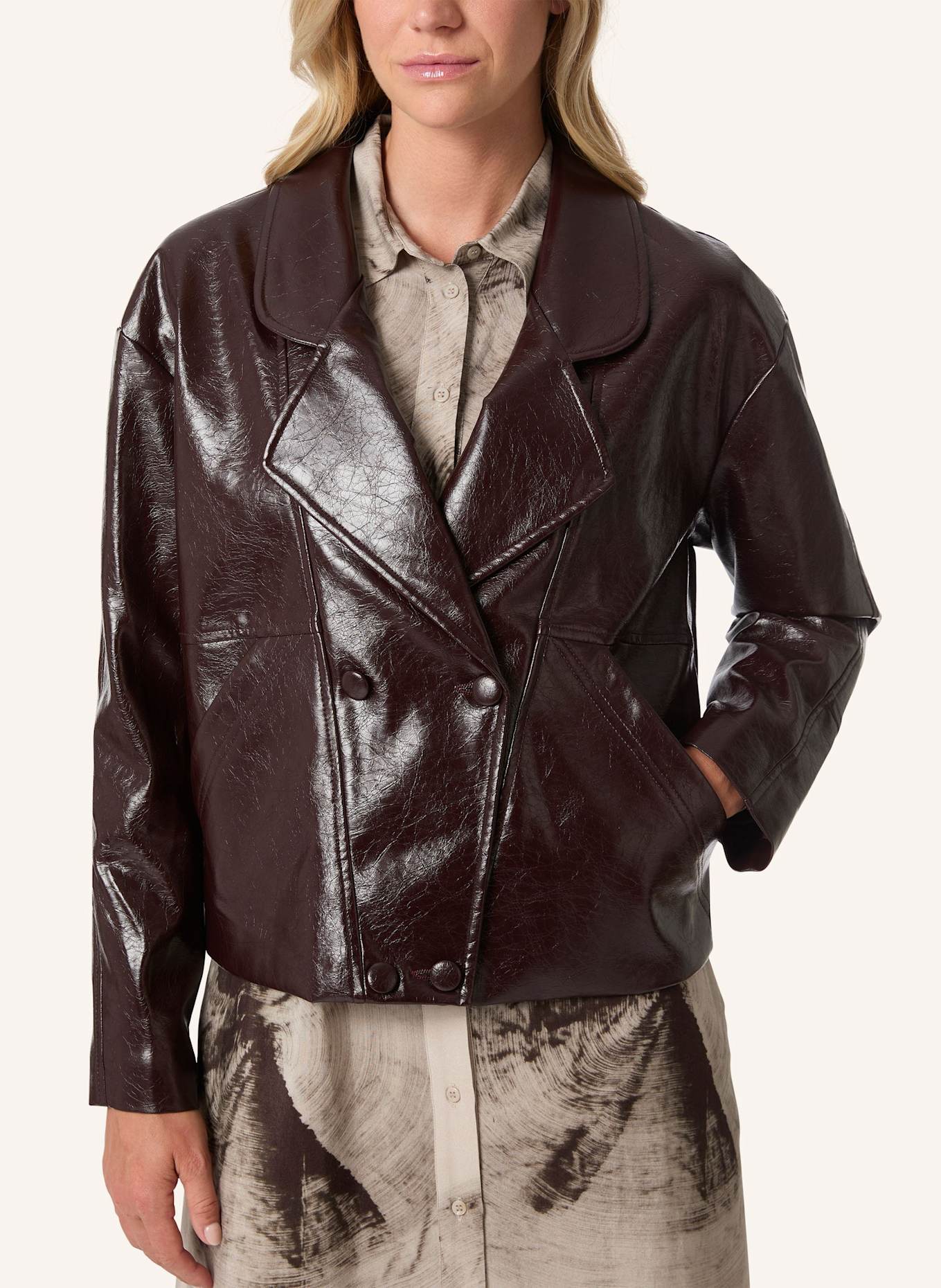 Malej Jacke: DUNKELROT