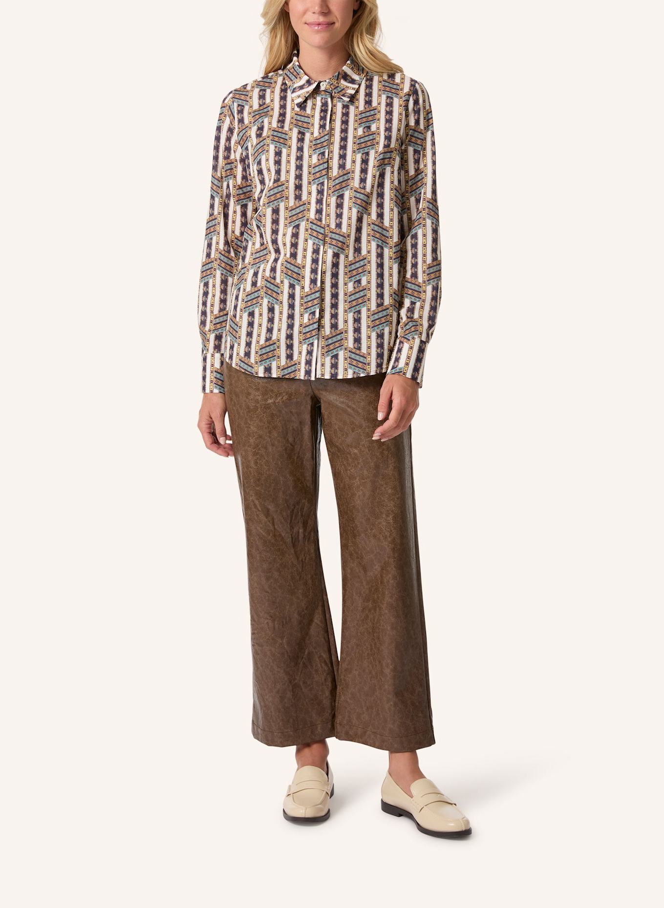 Malej Bluse: DUNKELROT/ DUNKELBLAU/ CAMEL/ ECRU