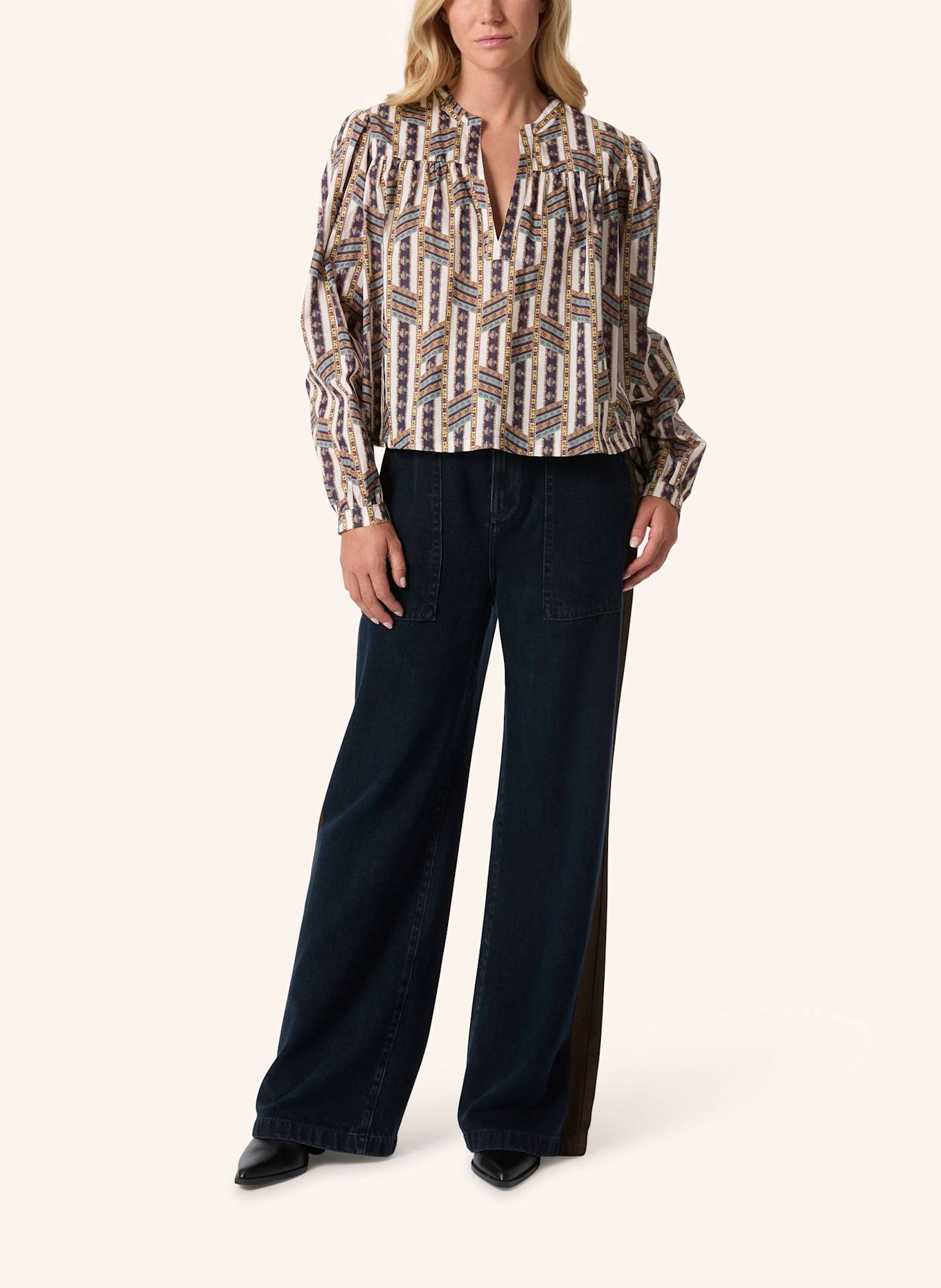 Malej Bluse: DUNKELROT/ DUNKELBLAU/ CAMEL/ ECRU