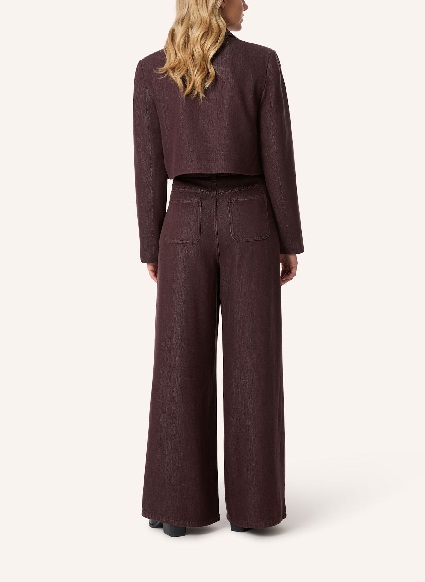 Malej Jacke: DUNKELROT