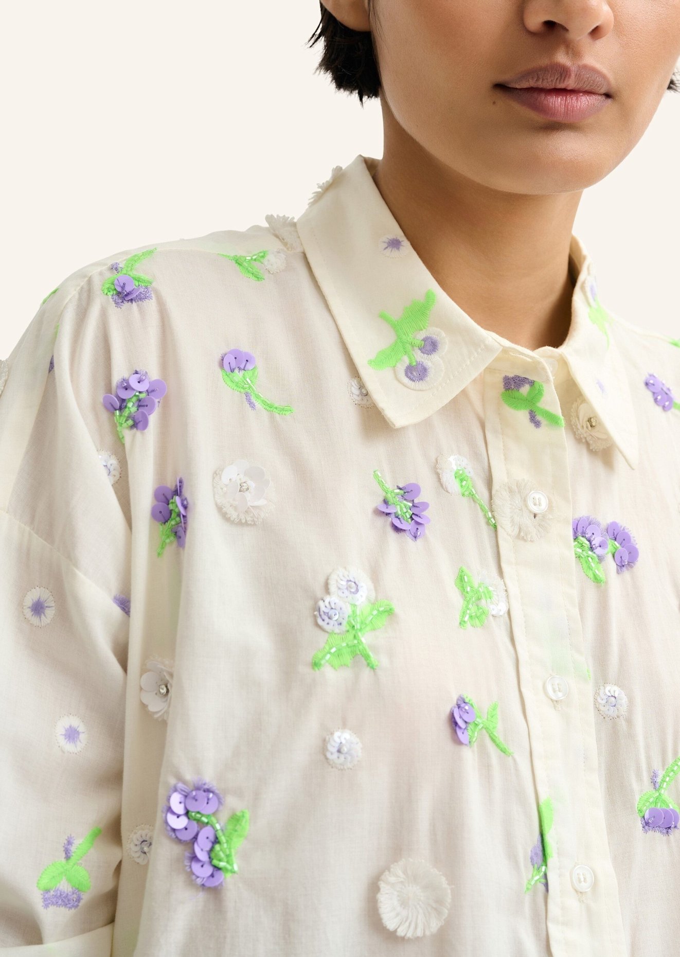 ESSENTIEL ANTWERP Hemdbluse JIMENA mit Pailletten und Stickereien: GRÜN/ BEIGE