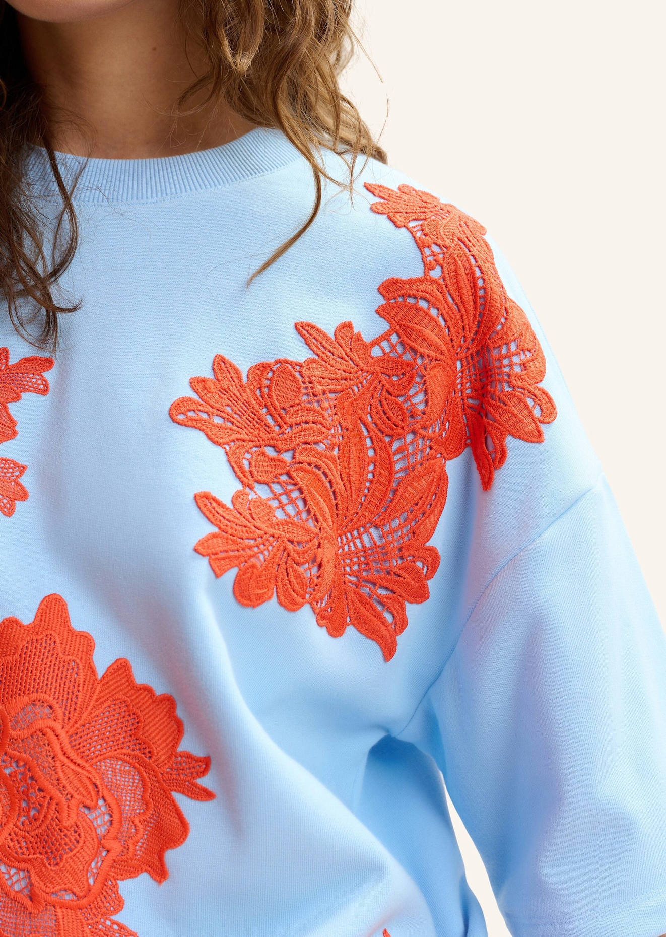 ESSENTIEL ANTWERP Sweatshirt JISTA: ORANGE/ HELLBLAU