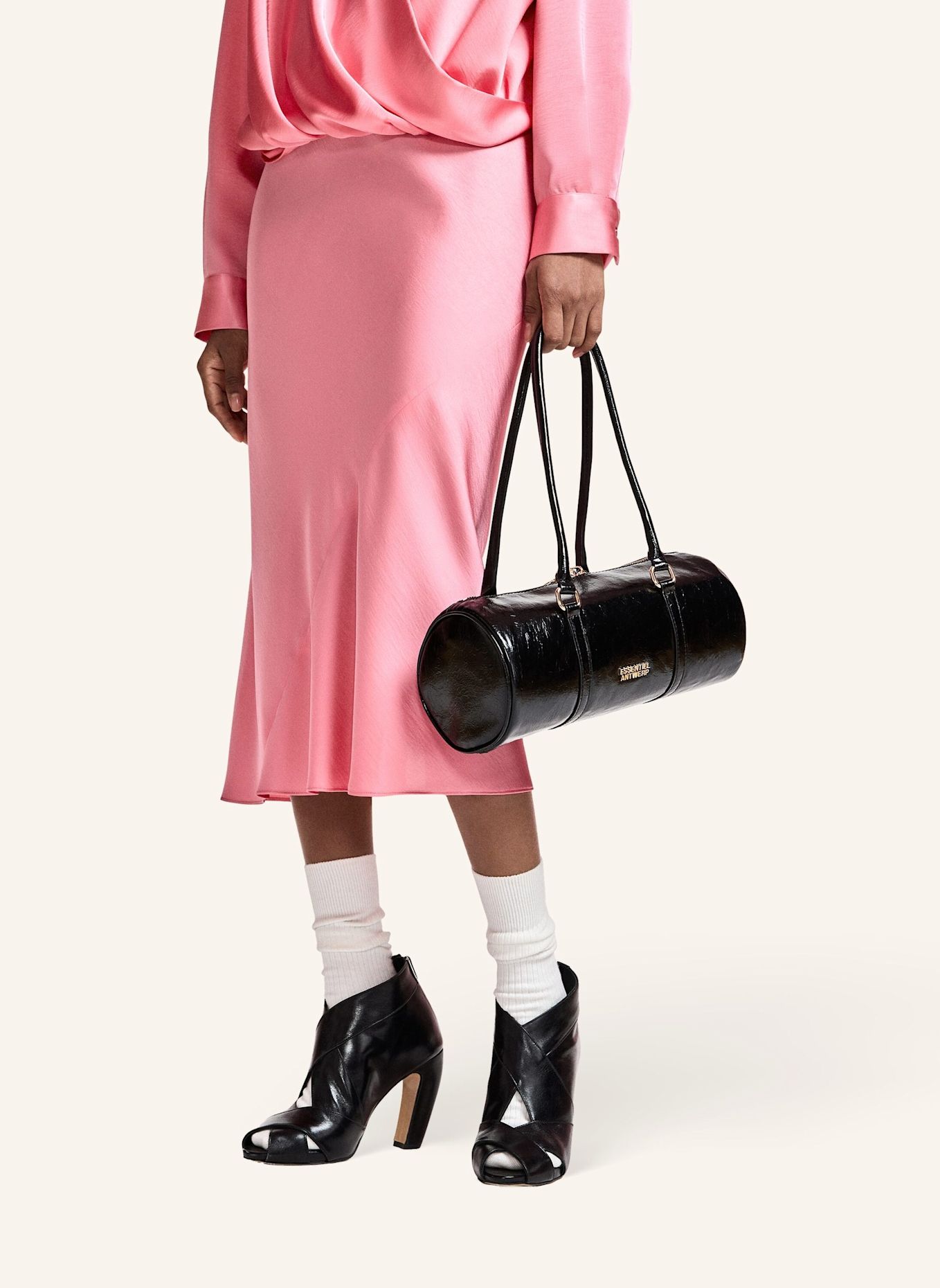 ESSENTIEL ANTWERP Tasche KENNETH: SCHWARZ / GOLD