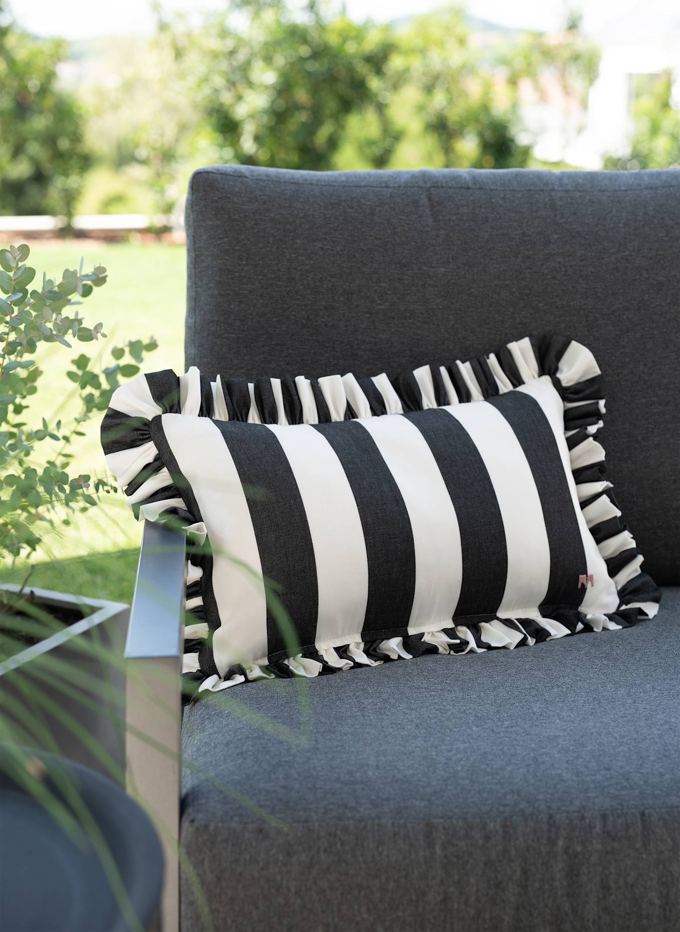 another mondaen Dekokissen ERICH OUTDOOR RÜSCHEN STREIFENKISSEN: DUNKELGRAU