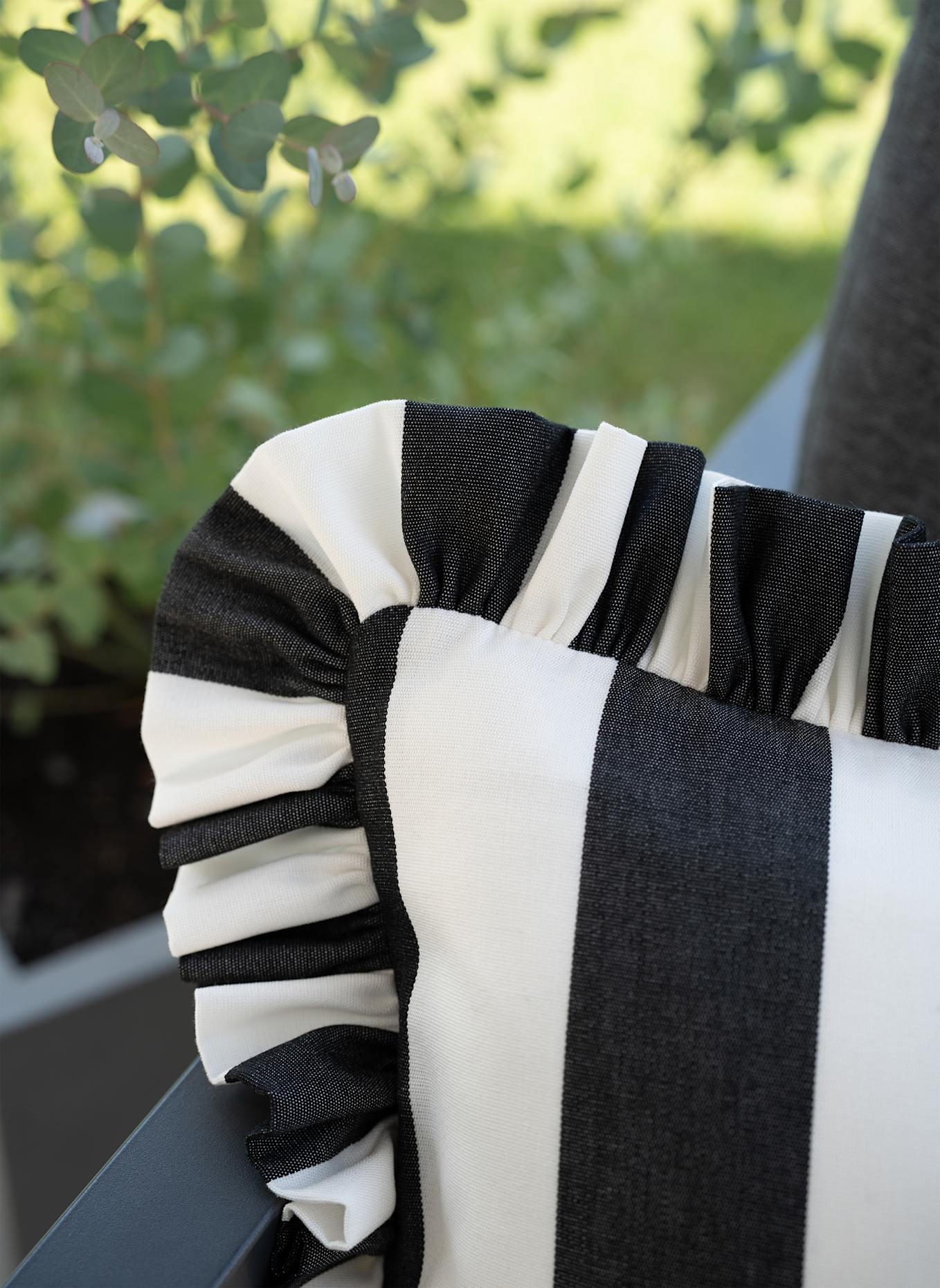 another mondaen Dekokissen ERICH OUTDOOR RÜSCHEN STREIFENKISSEN: DUNKELGRAU