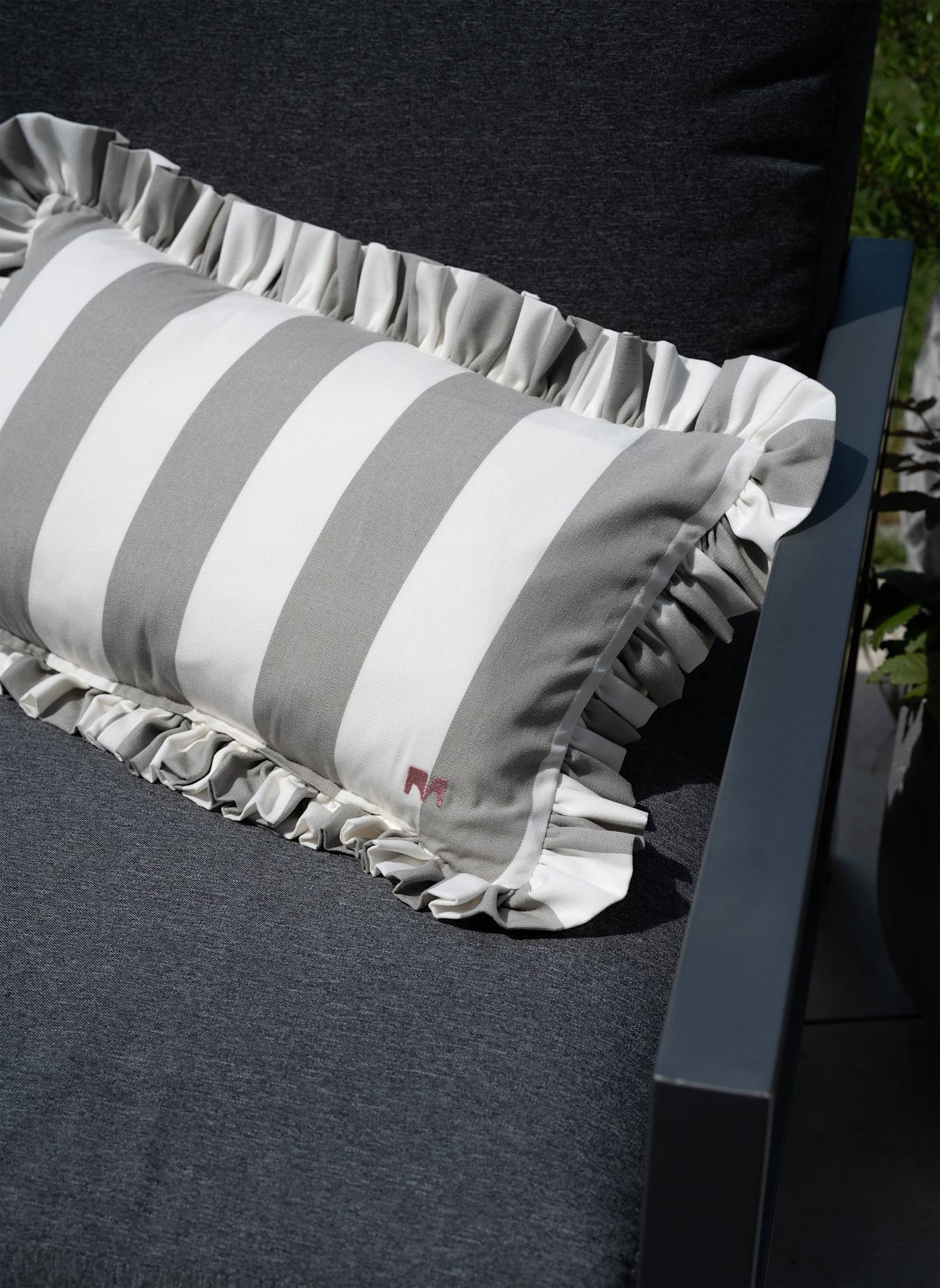 another mondaen Dekokissen ERICH OUTDOOR RÜSCHEN STREIFENKISSEN: GRAU