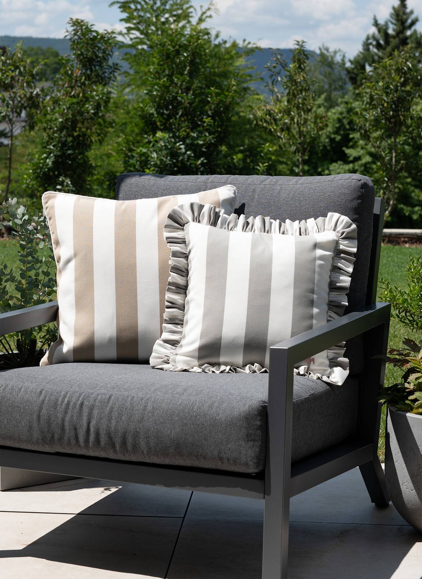 another mondaen Dekokissen WILLE OUTDOOR RÜSCHEN STREIFENKISSEN: GRAU