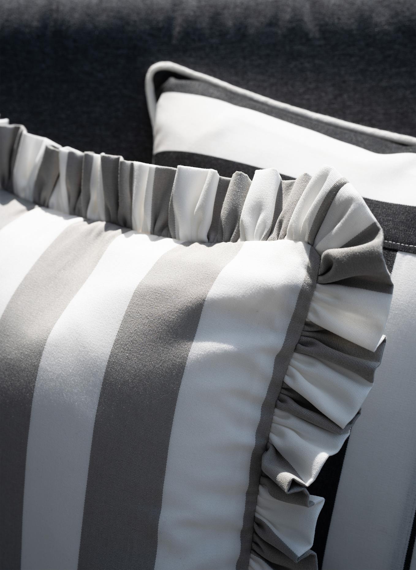 another mondaen Dekokissen WILLE OUTDOOR RÜSCHEN STREIFENKISSEN: GRAU