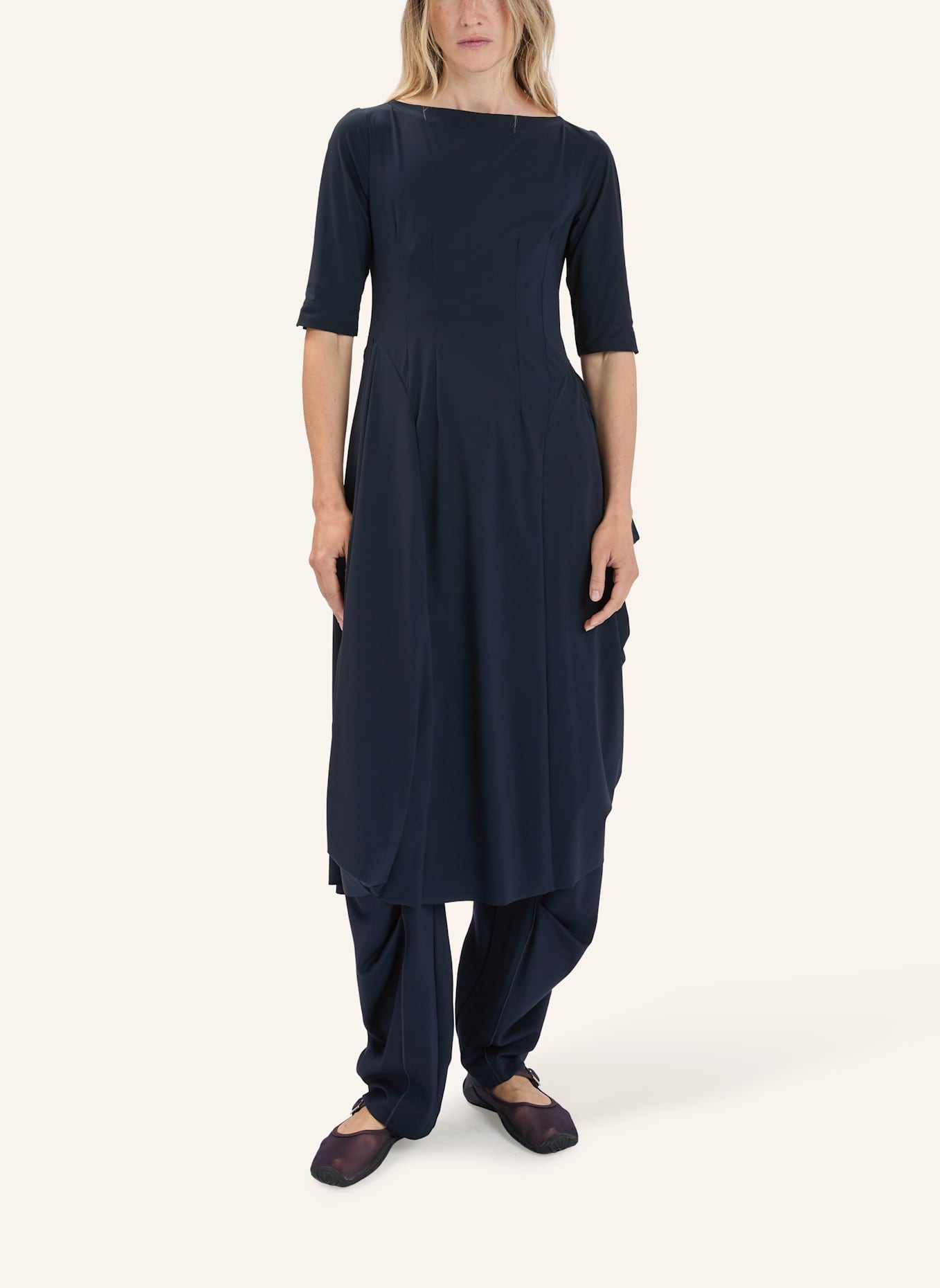 HIGH NEW MESSENGER - Midi-Kleid in Sensitive® Nachtblau mit Drapierungen: BLAU