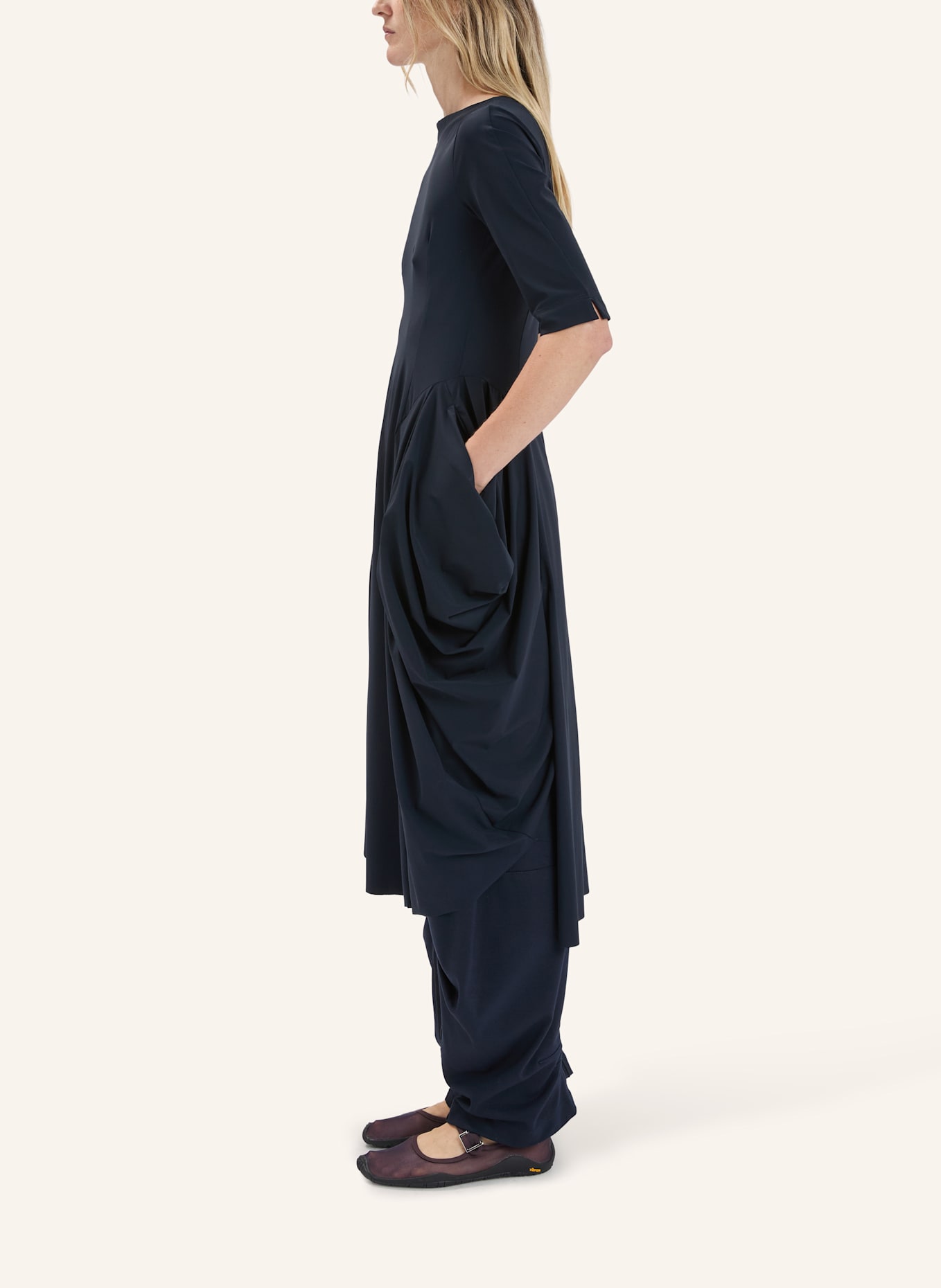 HIGH NEW MESSENGER - Midi-Kleid in Sensitive® Nachtblau mit Drapierungen: BLAU