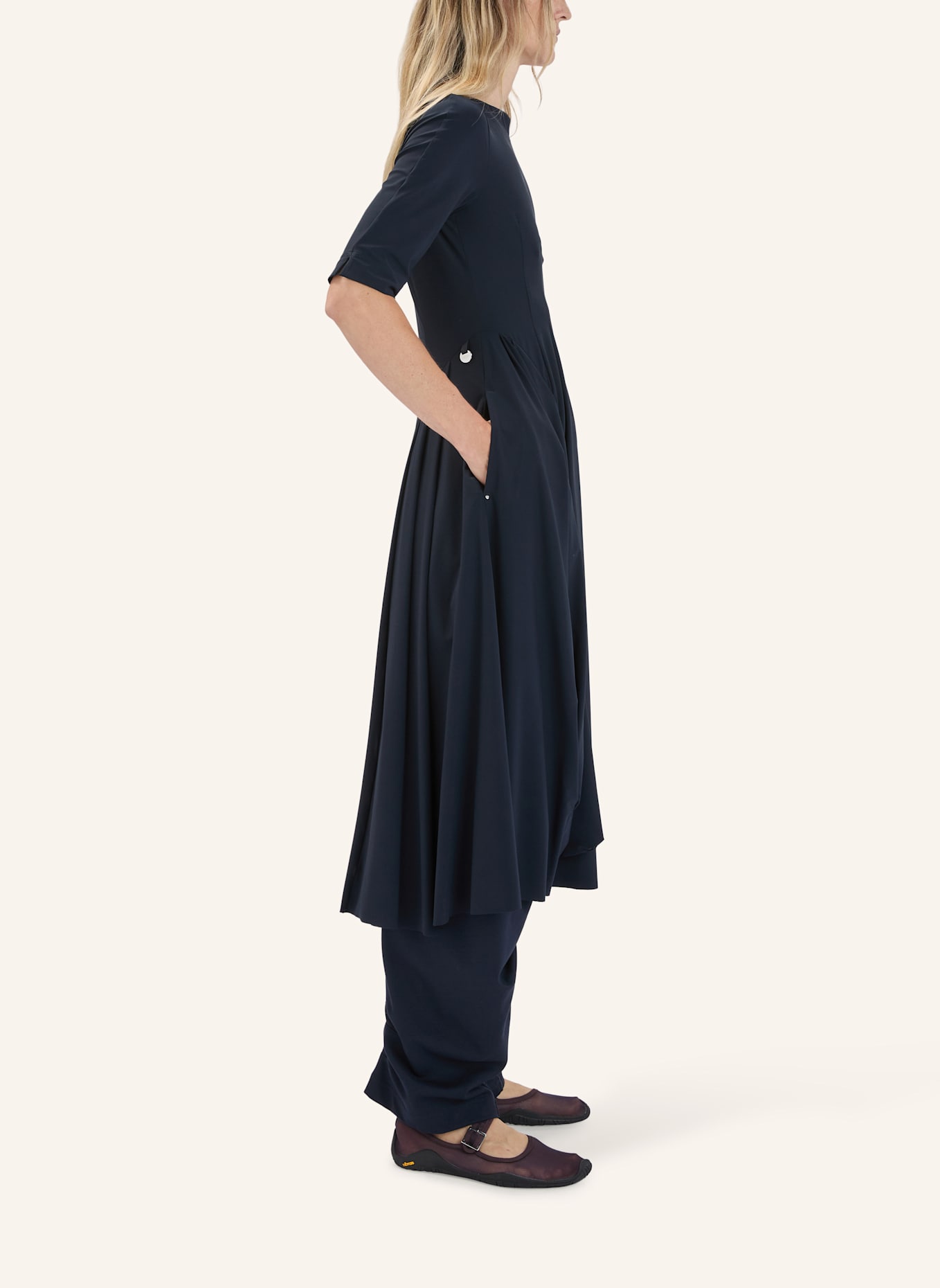 HIGH NEW MESSENGER - Midi-Kleid in Sensitive® Nachtblau mit Drapierungen: BLAU
