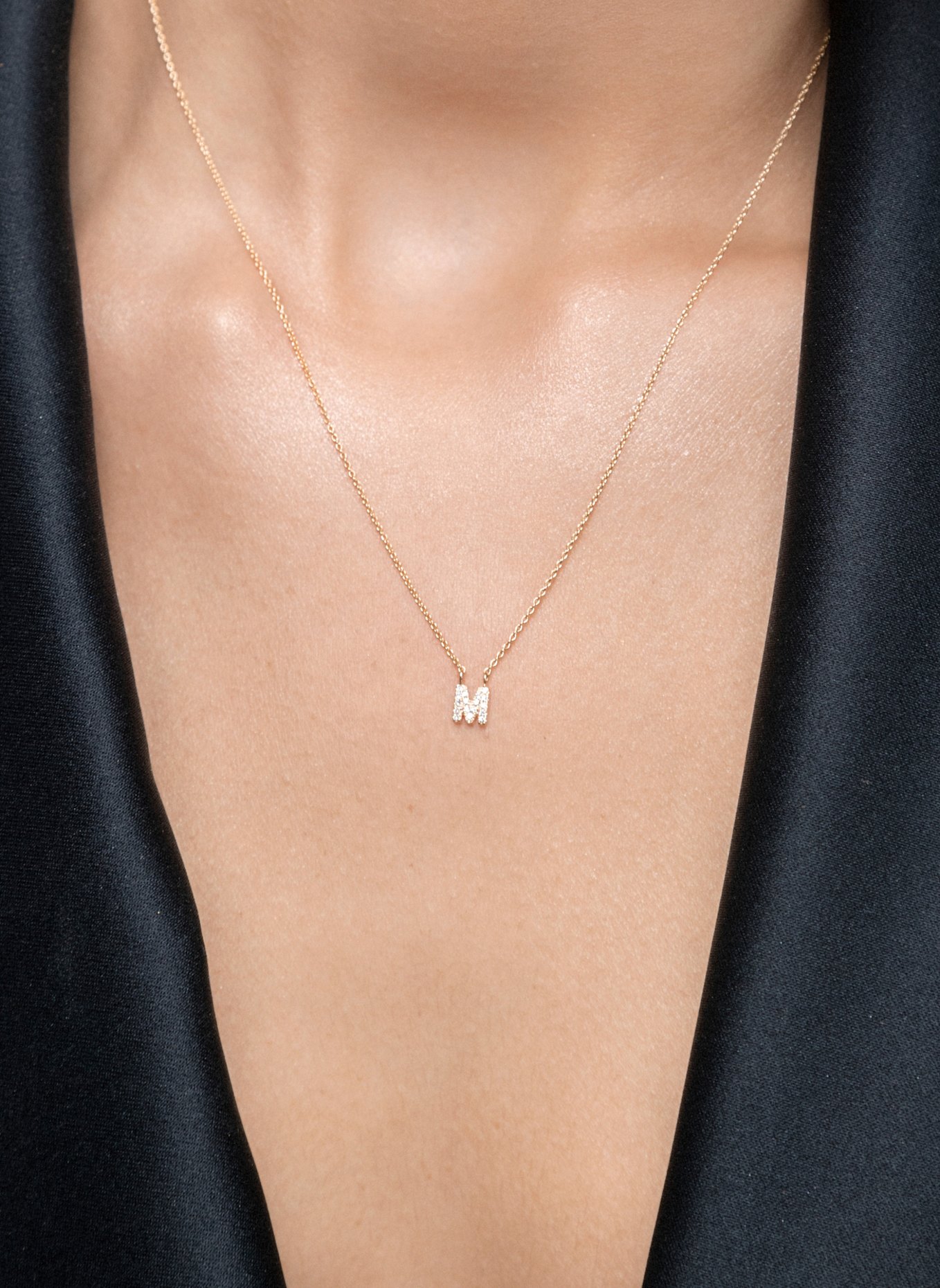 Leaf INITIALIEN Halskette „M“ aus 14 Karat Gelbgold mit Diamanten: GOLD