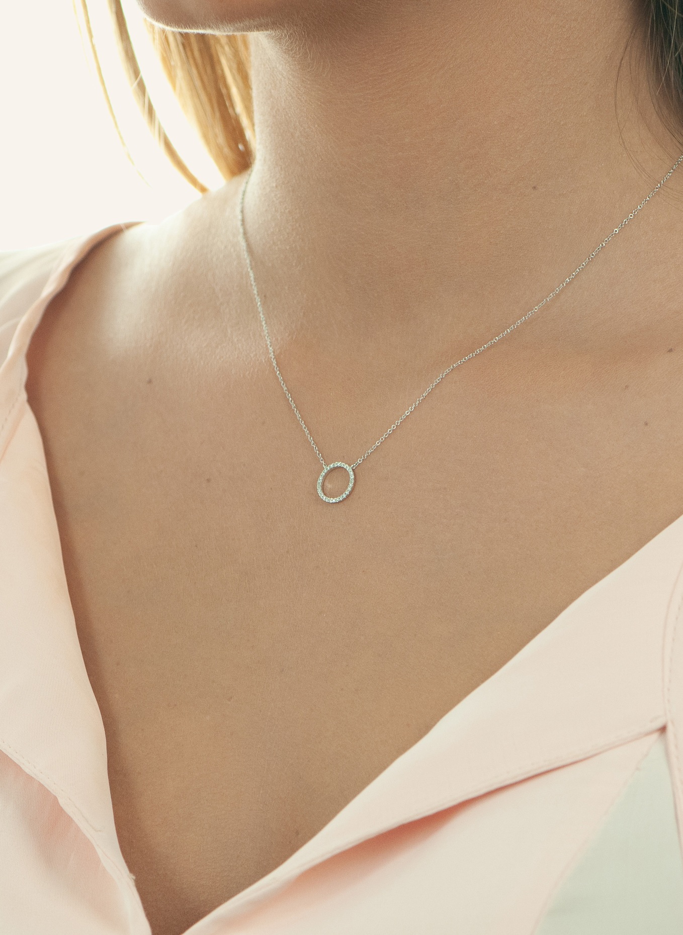 Leaf Halskette CIRCLE aus 18 Karat Weißgold mit Diamanten: WEISSGOLD