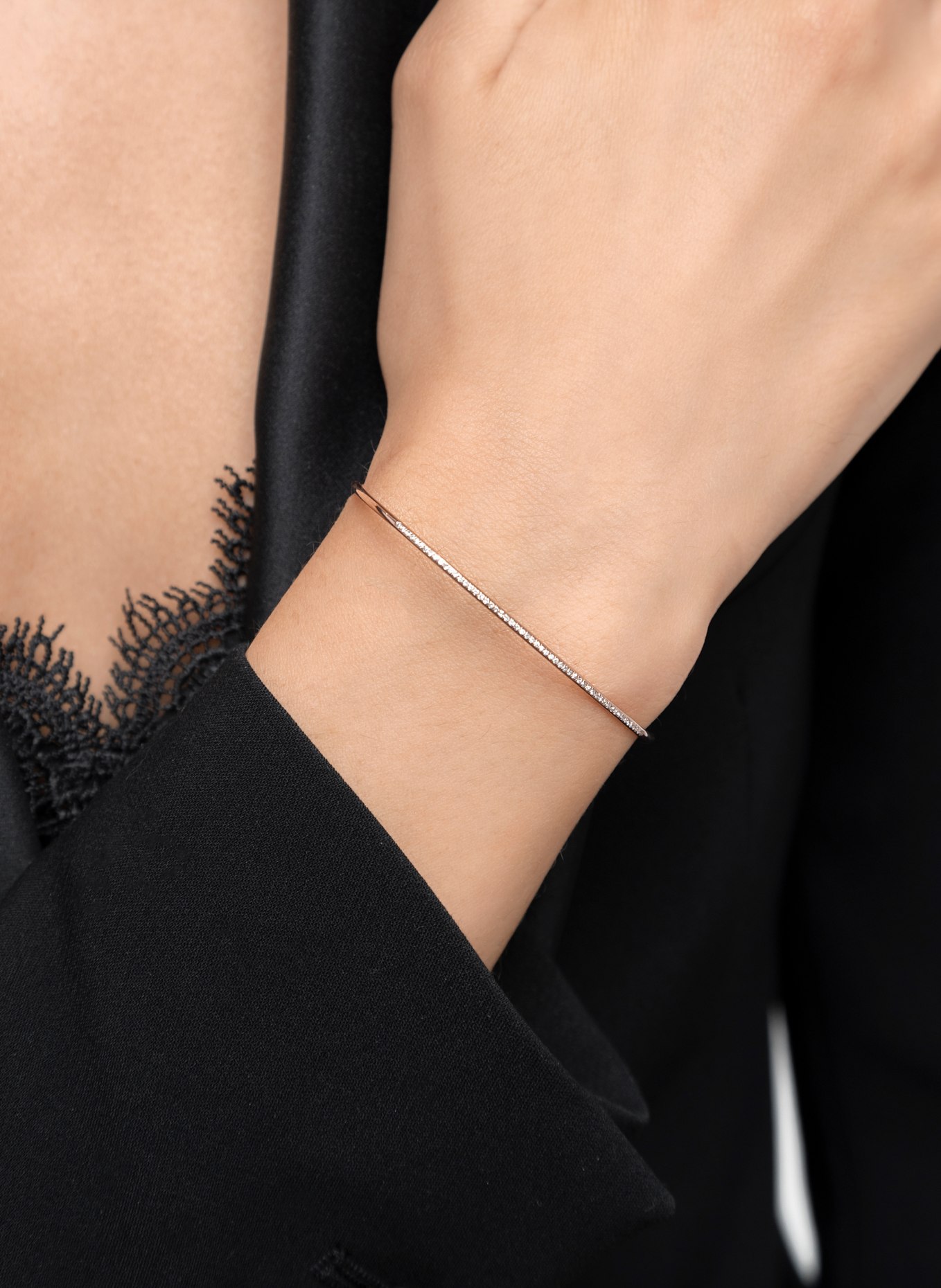 Leaf Armreif CIRCLE aus 18 Karat Roségold mit Diamanten: ROSÉGOLD