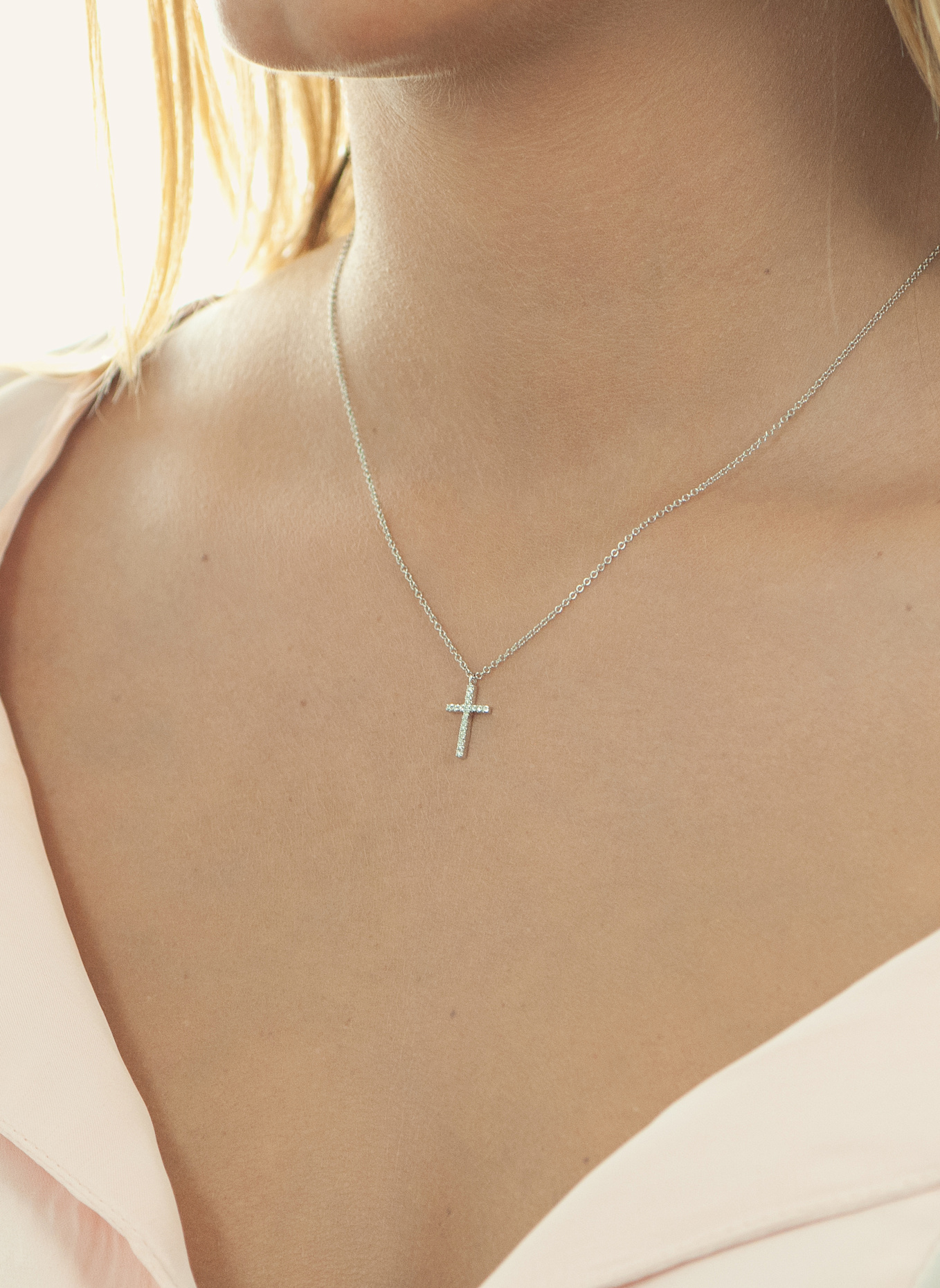 Leaf Halskette KREUZ aus 18 Karat Weißgold mit Diamanten: WEISSGOLD