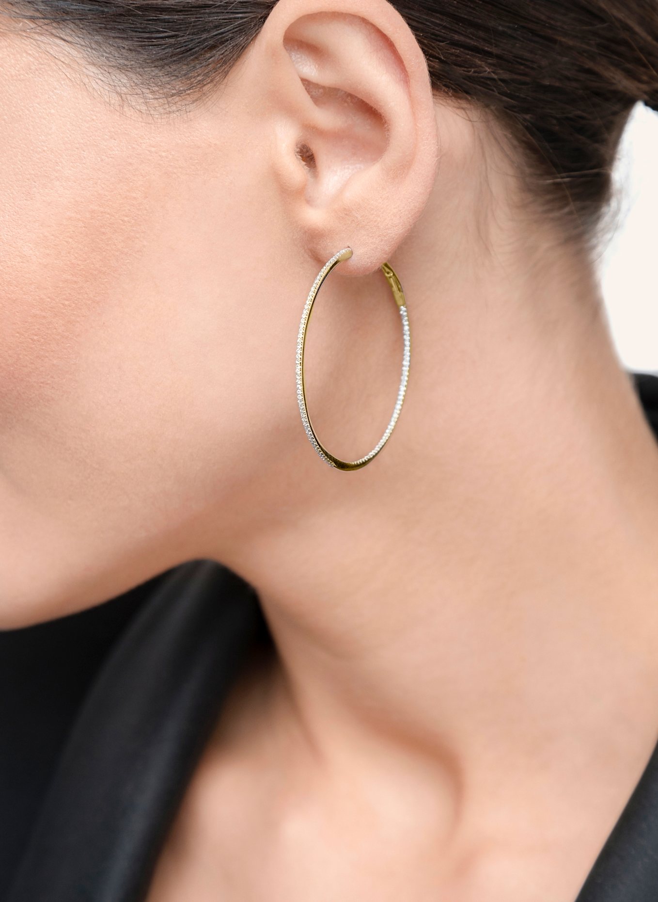 Leaf Creolen CIRCLE L aus 18 Karat Gelbgold mit Diamanten: GOLD