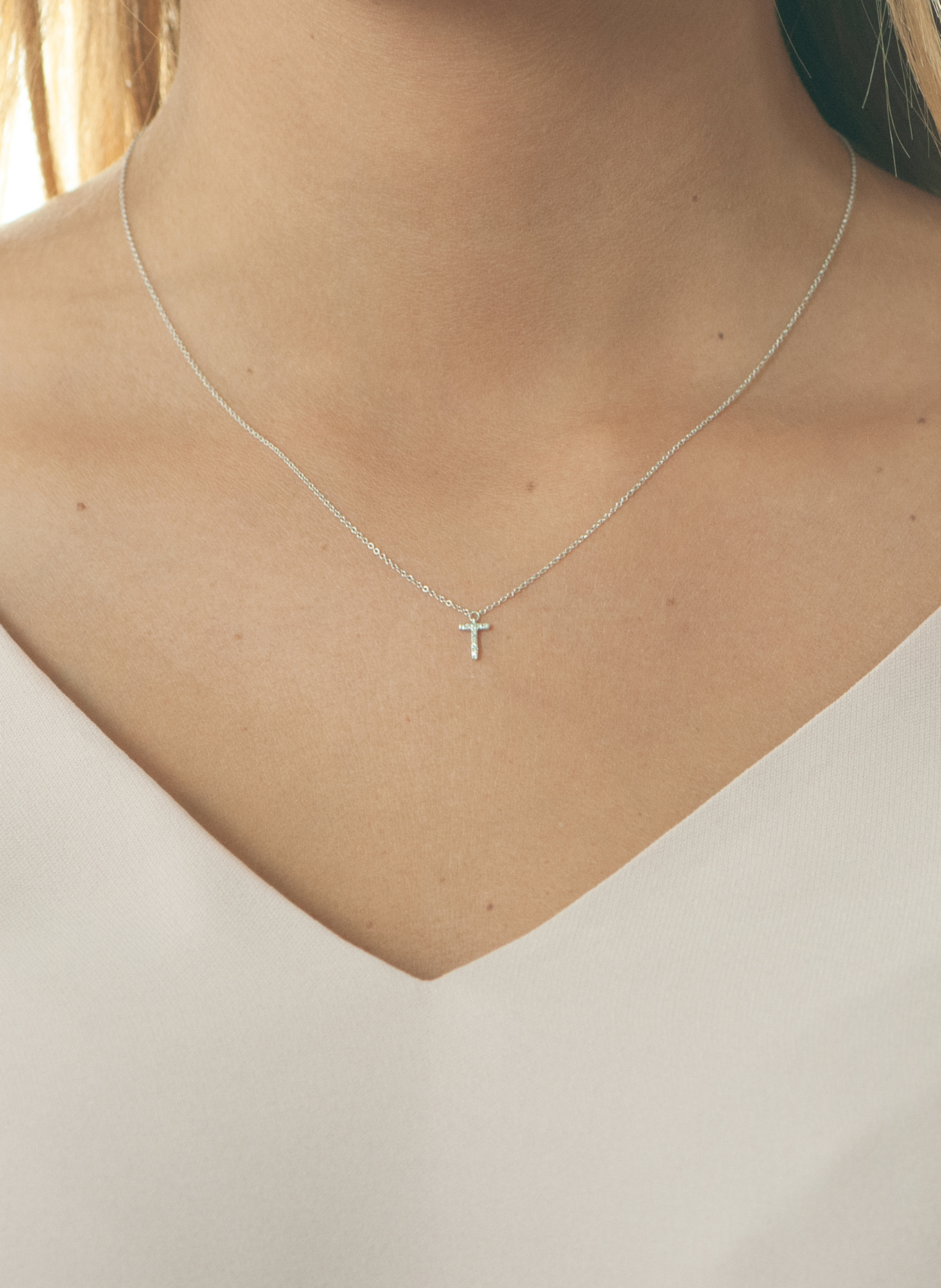 Leaf INITIALIEN Halskette „T“ aus 14 Karat Weißgold mit Diamanten: WEISSGOLD