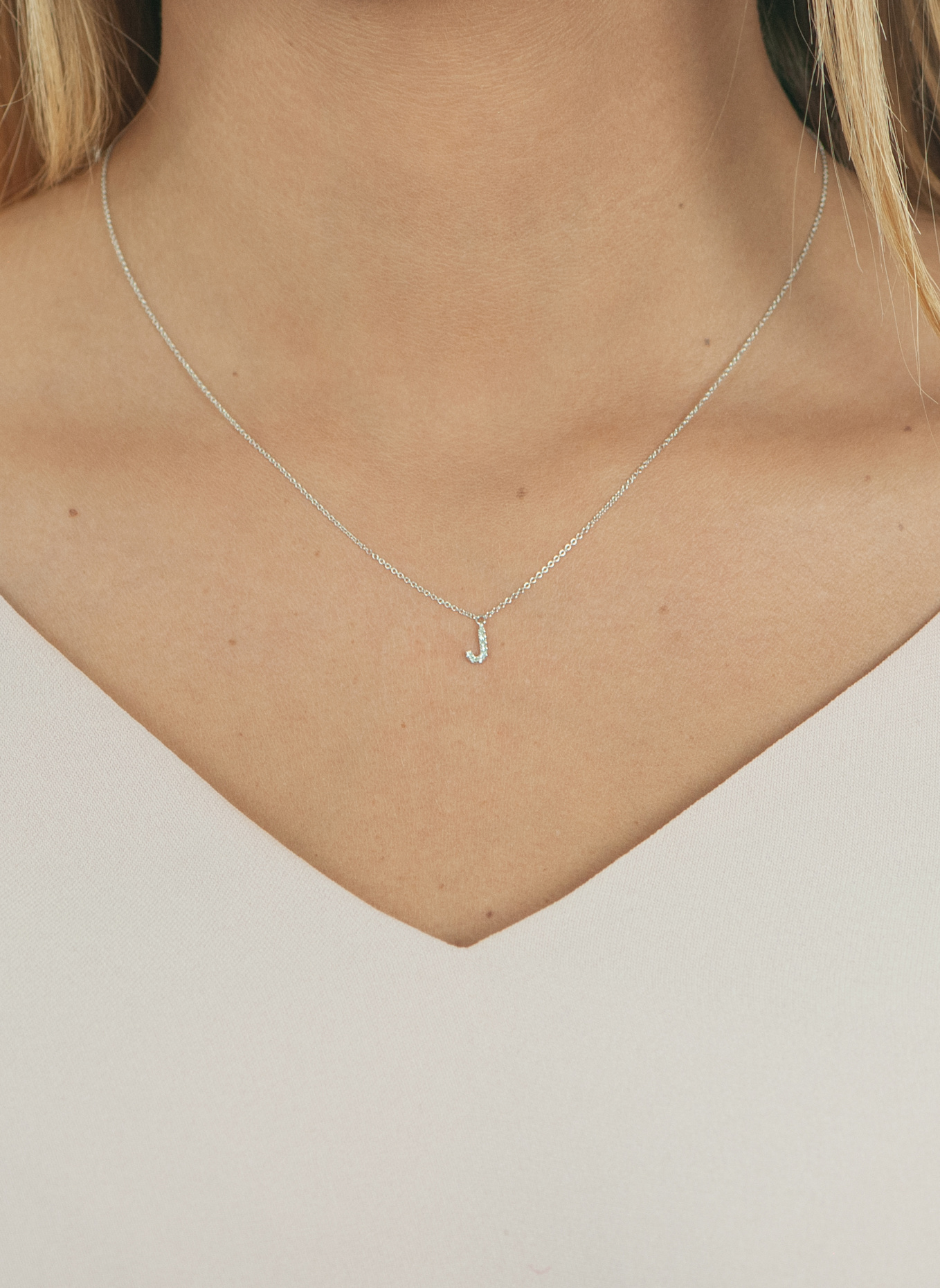 Leaf INITIALIEN Halskette „J“ aus 14 Karat Weißgold mit Diamanten: WEISSGOLD