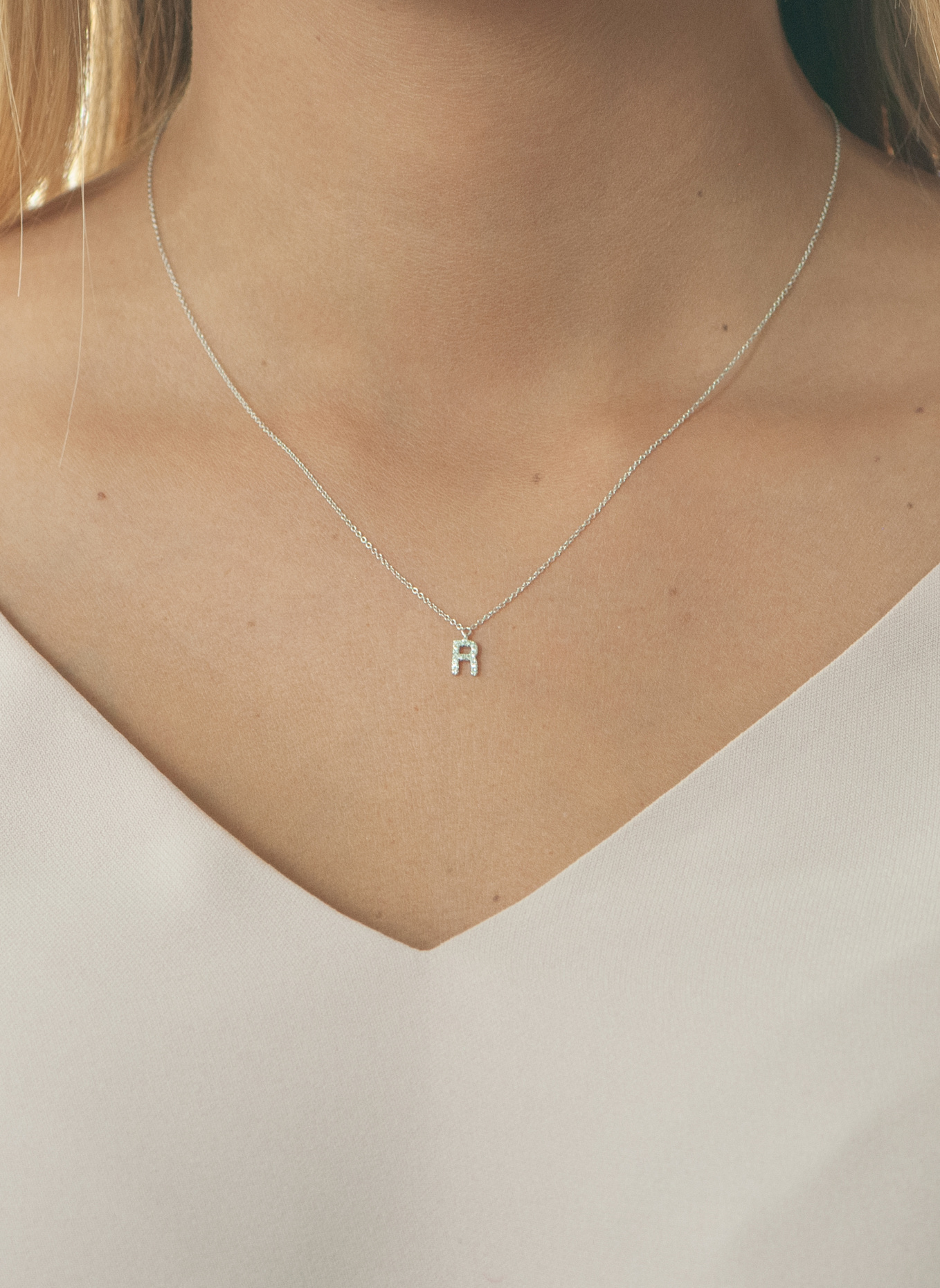 Leaf INITIALIEN Halskette „R“ aus 14 Karat Weißgold mit Diamanten: WEISSGOLD