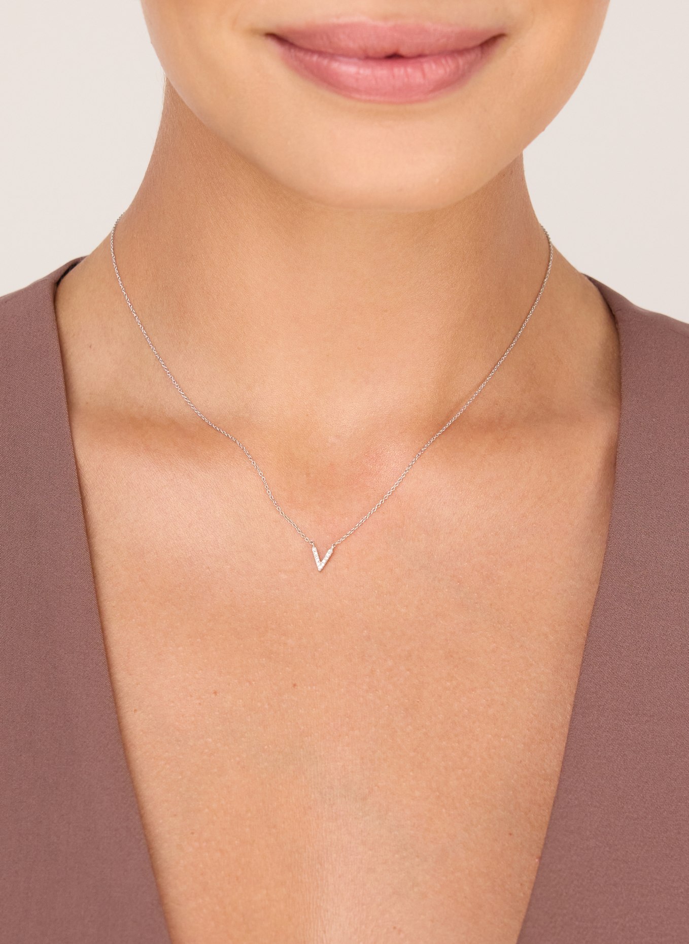 Leaf INITIALIEN Halskette „V“ aus 14 Karat Weißgold mit Diamanten: WEISSGOLD