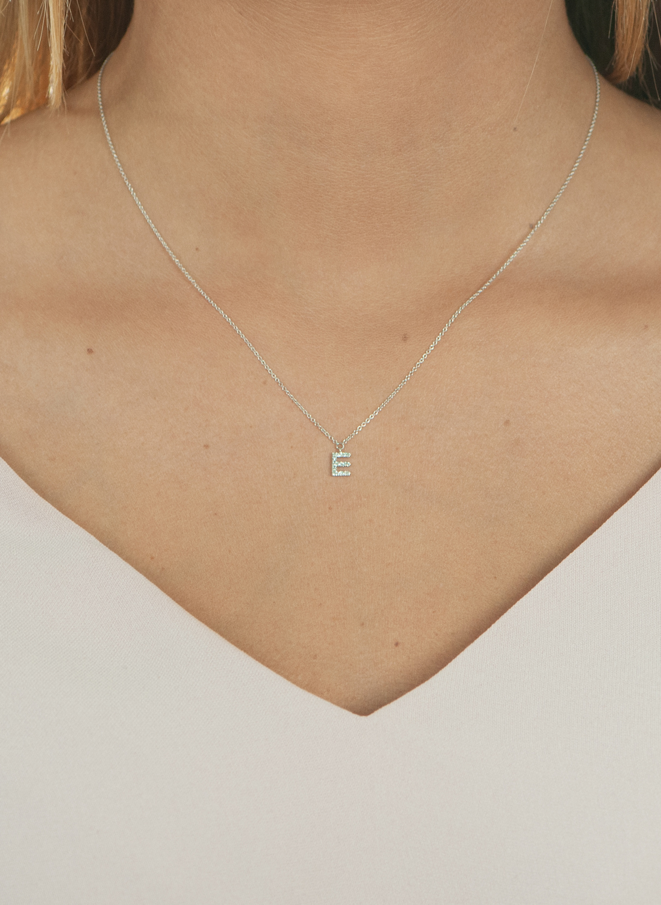 Leaf INITIALIEN Halskette „E“ aus 14 Karat Weißgold mit Diamanten: WEISSGOLD