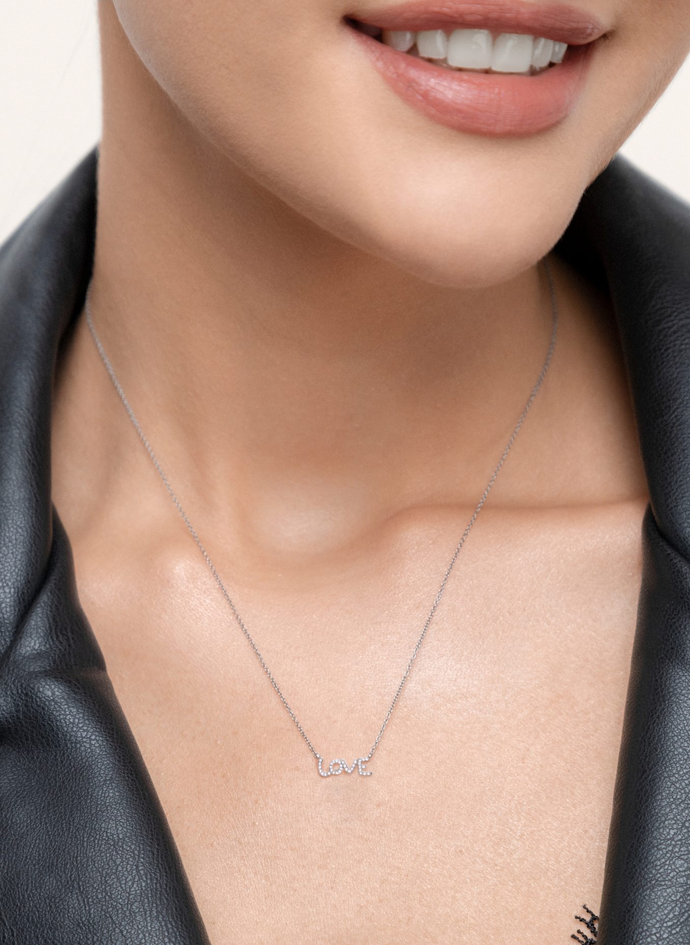 Leaf Halskette TINY LOVE aus 14 Karat Weißgold mit Diamanten: WEISSGOLD