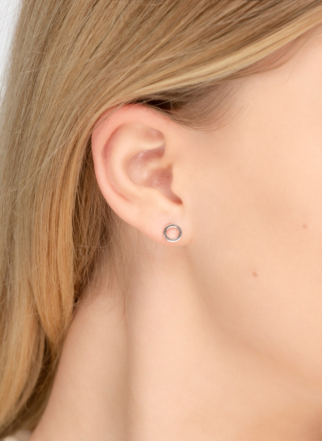 Leaf Ohrstecker CIRCLE aus 14 Karat Weißgold: WEISSGOLD